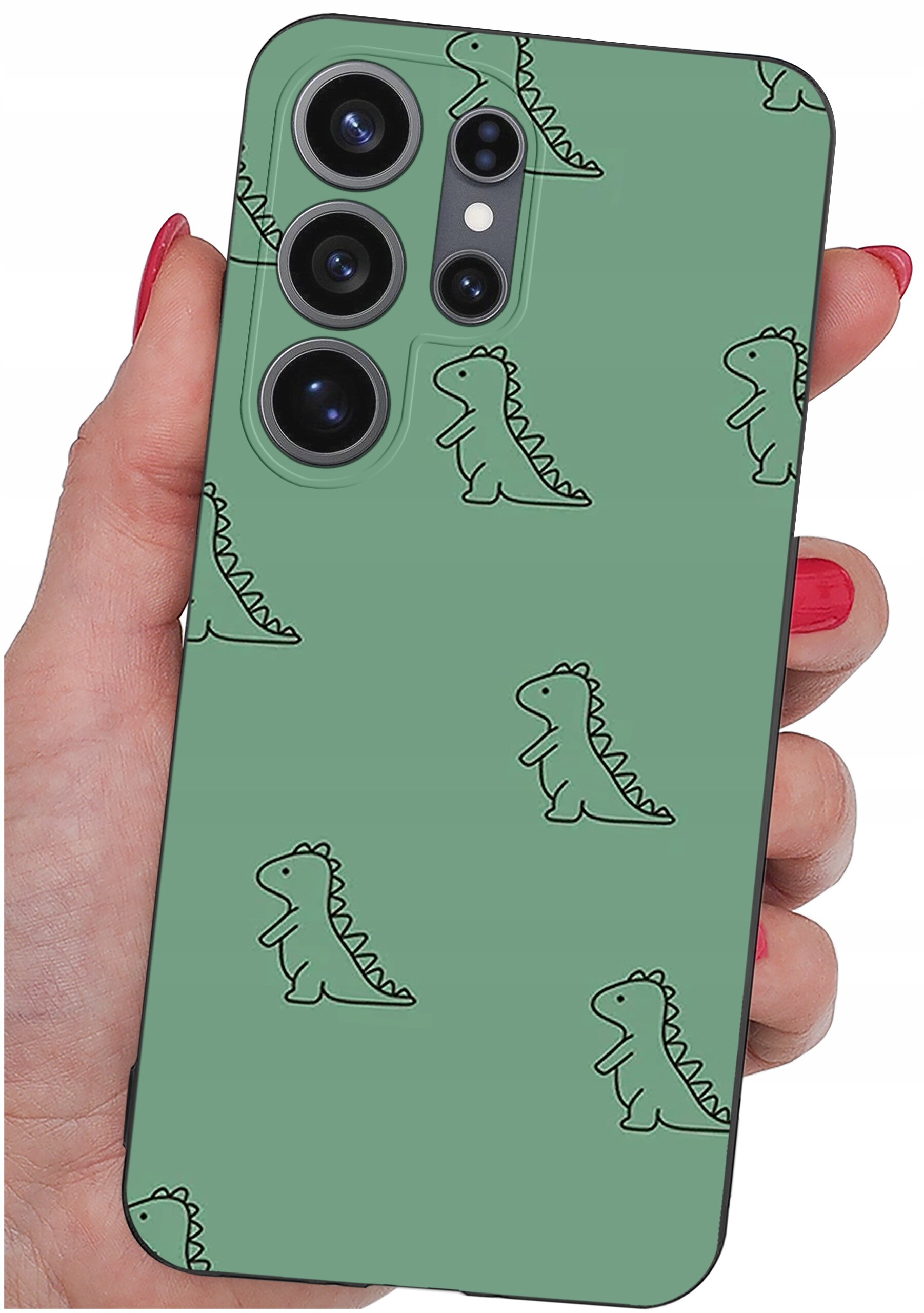 Osoba trzyma telefon z zielonym etui ozdobionym wzorem małych dinozaurów. Etui ma wycięcia na trzy obiektywy aparatu i dodatkowy otwór na lampę błyskową.
