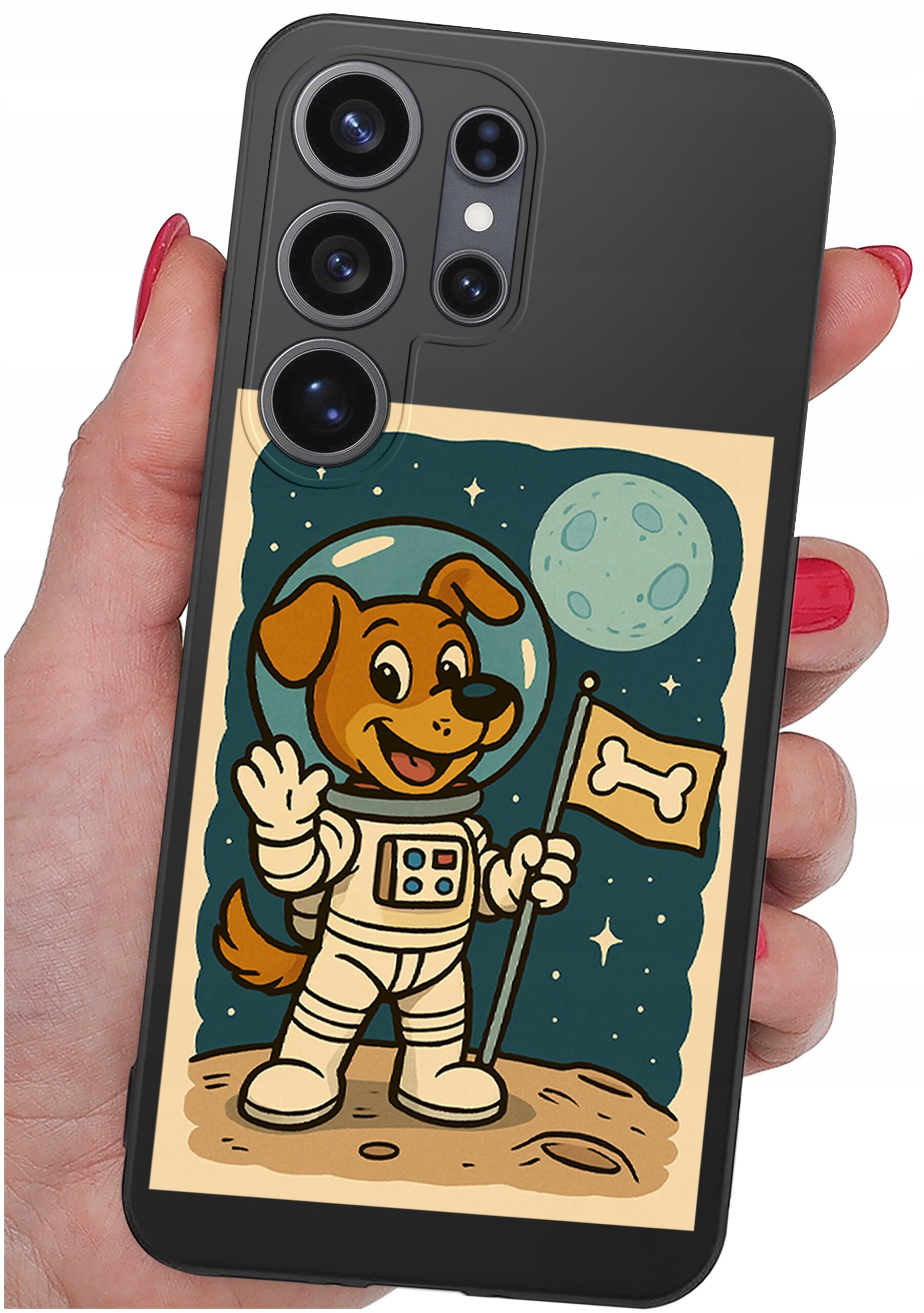Etui na telefon z grafiką psa w skafandrze kosmicznym, trzymającego flagę z kością na tle księżyca i gwiazd. Etui jest trzymane w dłoni z pomalowanymi na czerwono paznokciami.