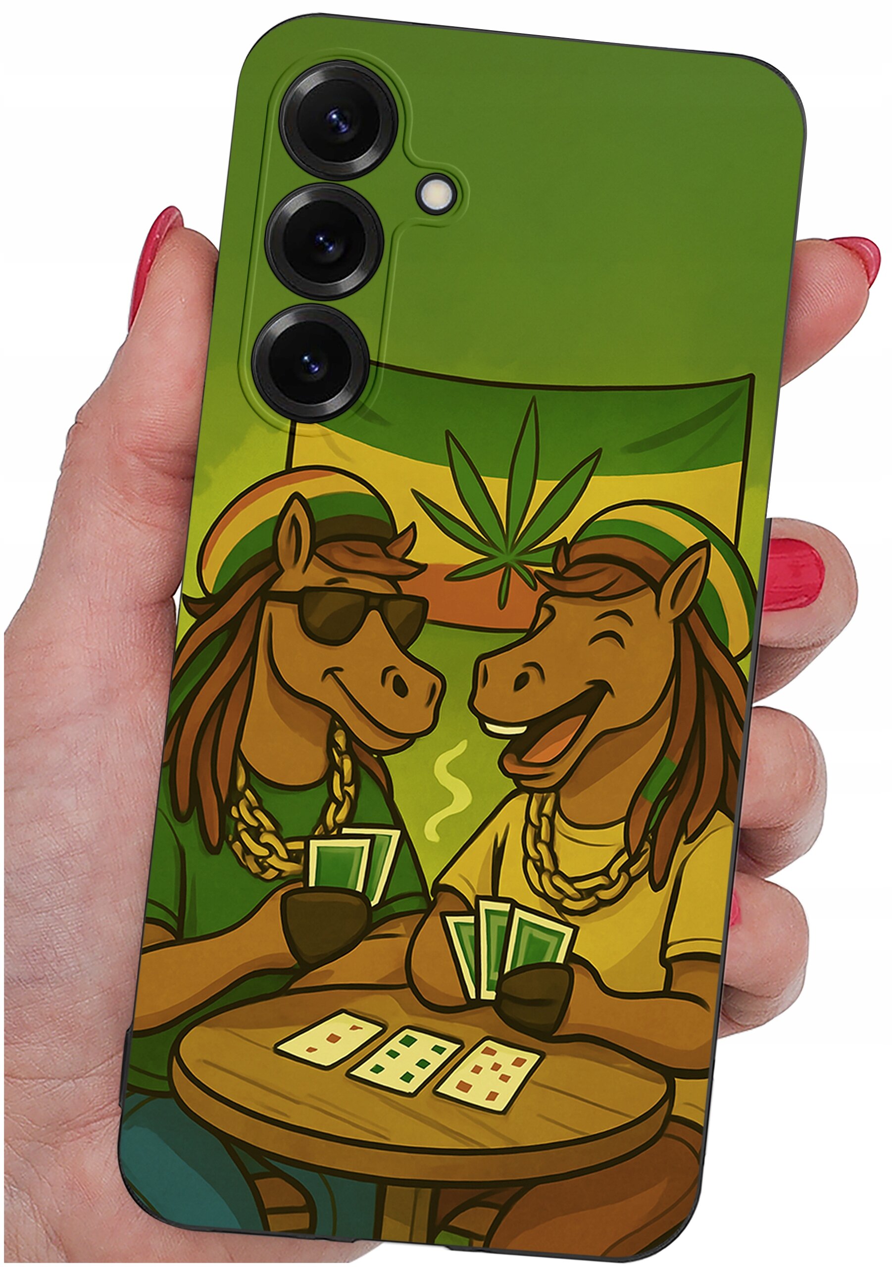 Etui na telefon z kolorowym wzorem przedstawiającym dwa konie grające w karty, z flagą z liściem w tle. Etui jest trzymane w dłoni z pomalowanymi na czerwono paznokciami.