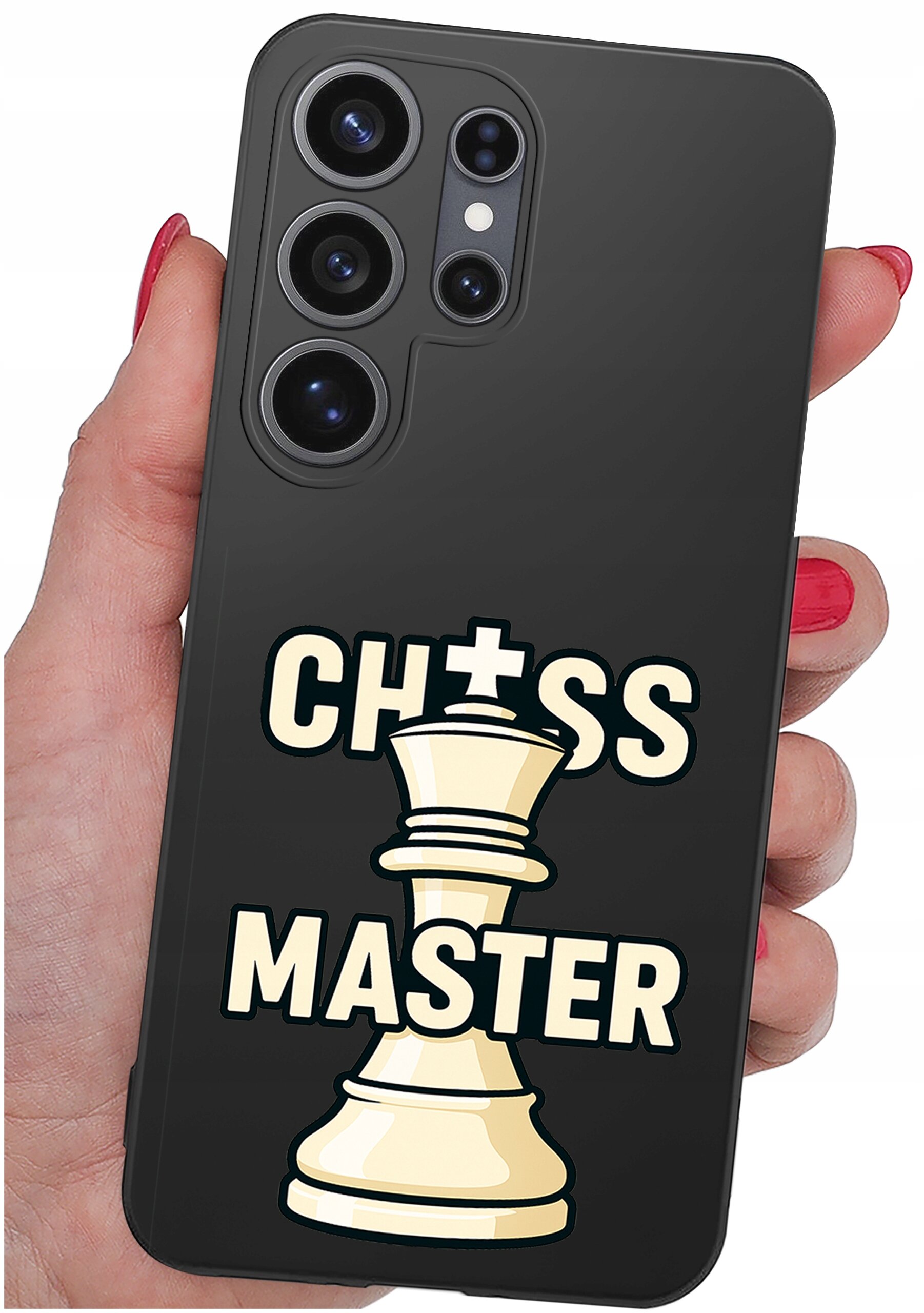 Czarna obudowa telefonu z grafiką przedstawiającą szachową wieżę i napisem \'CHESS MASTER\'. Obudowa jest trzymana w dłoni z pomalowanymi na czerwono paznokciami.