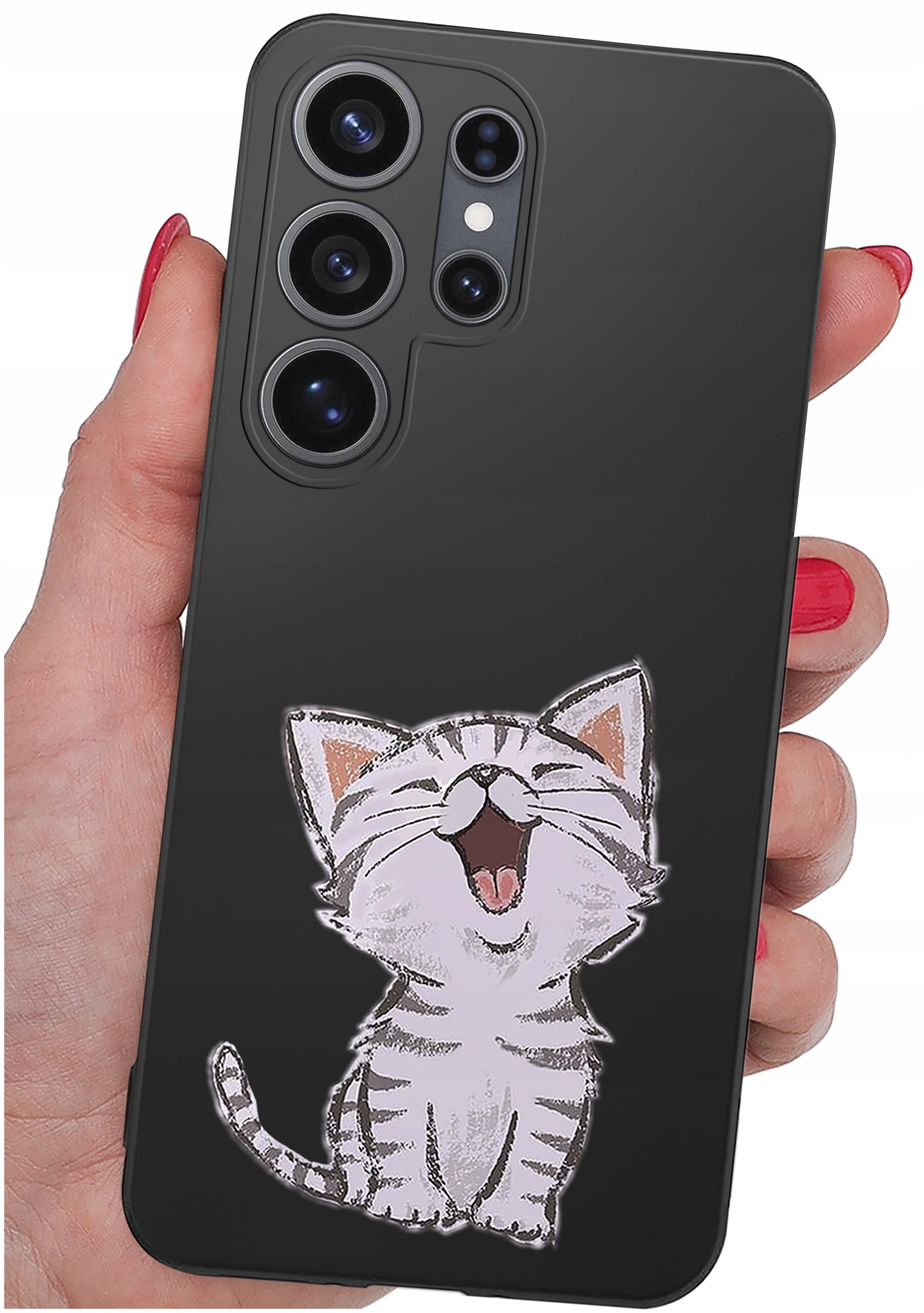 Czarne etui na telefon z rysunkiem uśmiechniętego kota. Etui trzymane jest w dłoni z pomalowanymi na czerwono paznokciami.