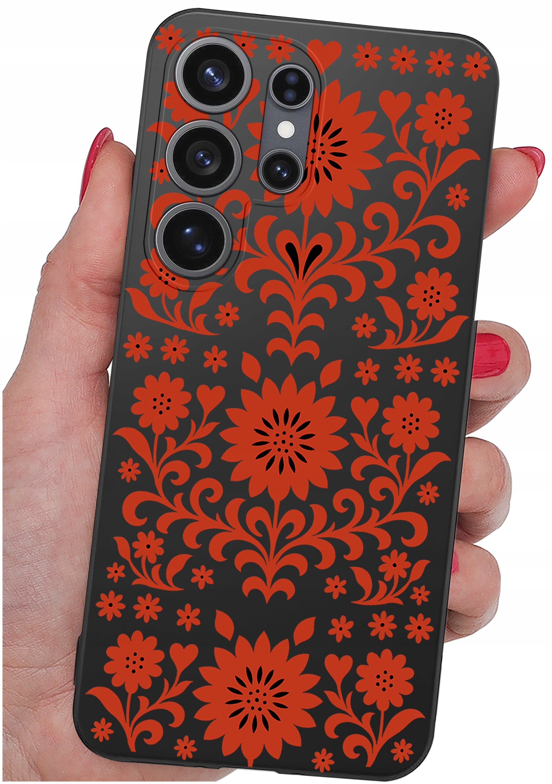 Etui na telefon z czarnym tłem ozdobione czerwonymi, kwiatowymi wzorami. Widoczne są trzy duże obiekty przypominające obiektywy aparatu.