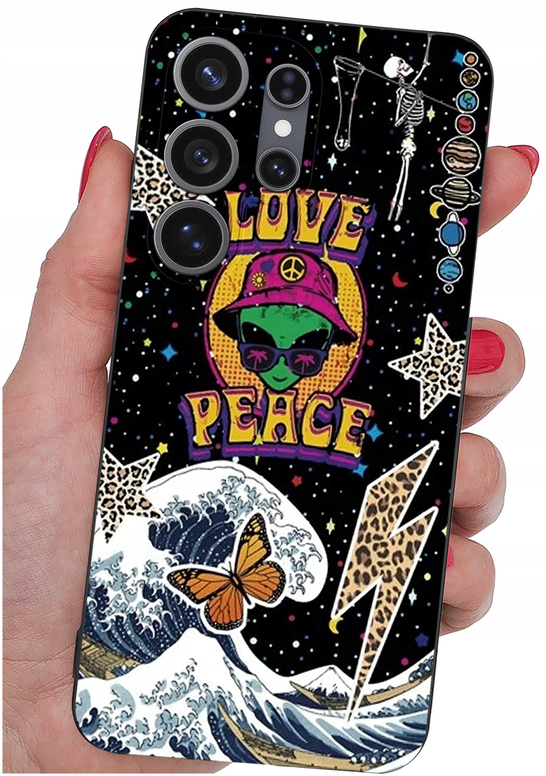 Etui na telefon z kolorowym wzorem przedstawiającym zielonego kosmitę w kapeluszu z napisem \'LOVE PEACE\', fale, motyla i błyskawicę. Tło jest czarne z gwiazdami i planetami.