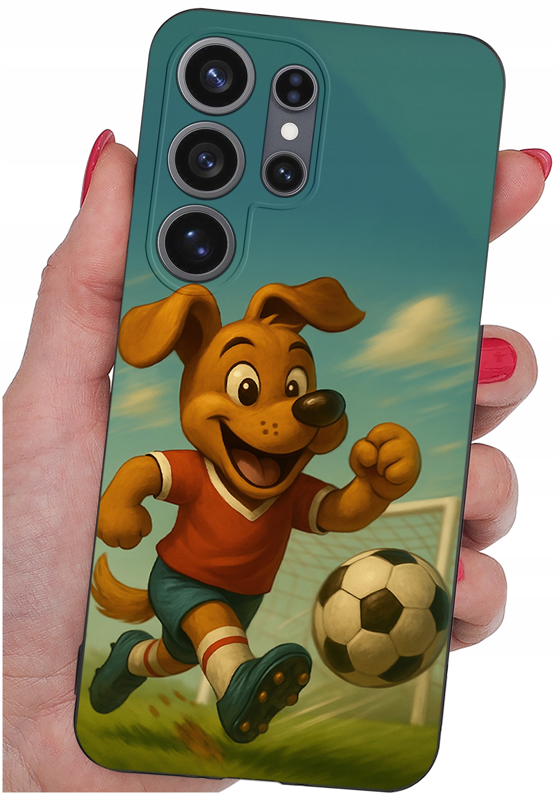 Etui na telefon z grafiką przedstawiającą rysunkowego psa grającego w piłkę nożną na tle bramki. Etui jest trzymane w dłoni, a widać na nim cztery otwory na aparaty fotograficzne.