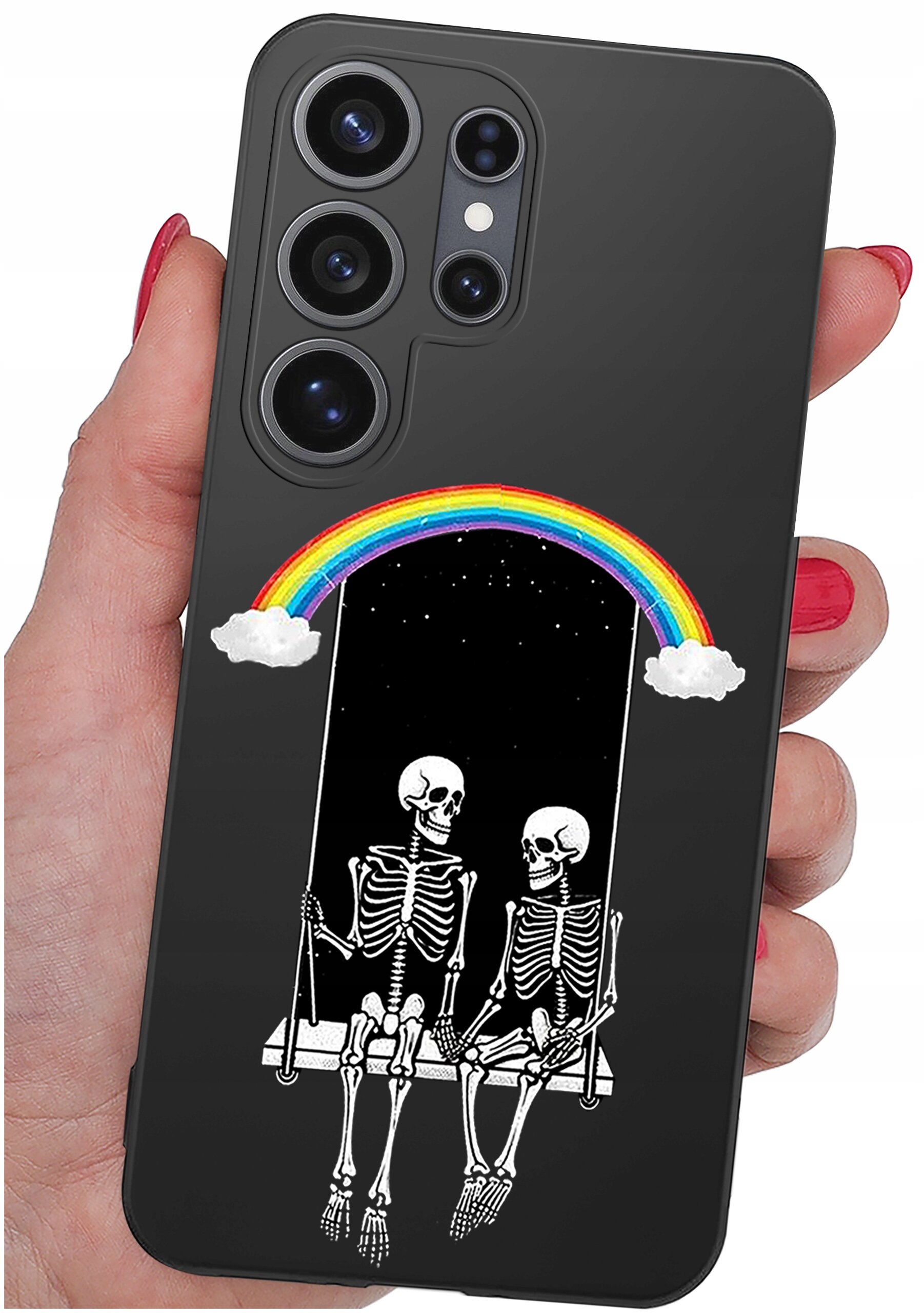 Czarne etui na telefon z grafiką przedstawiającą dwa szkielety siedzące na huśtawce pod tęczą z chmurkami. Etui posiada wycięcia na cztery obiektywy aparatu.