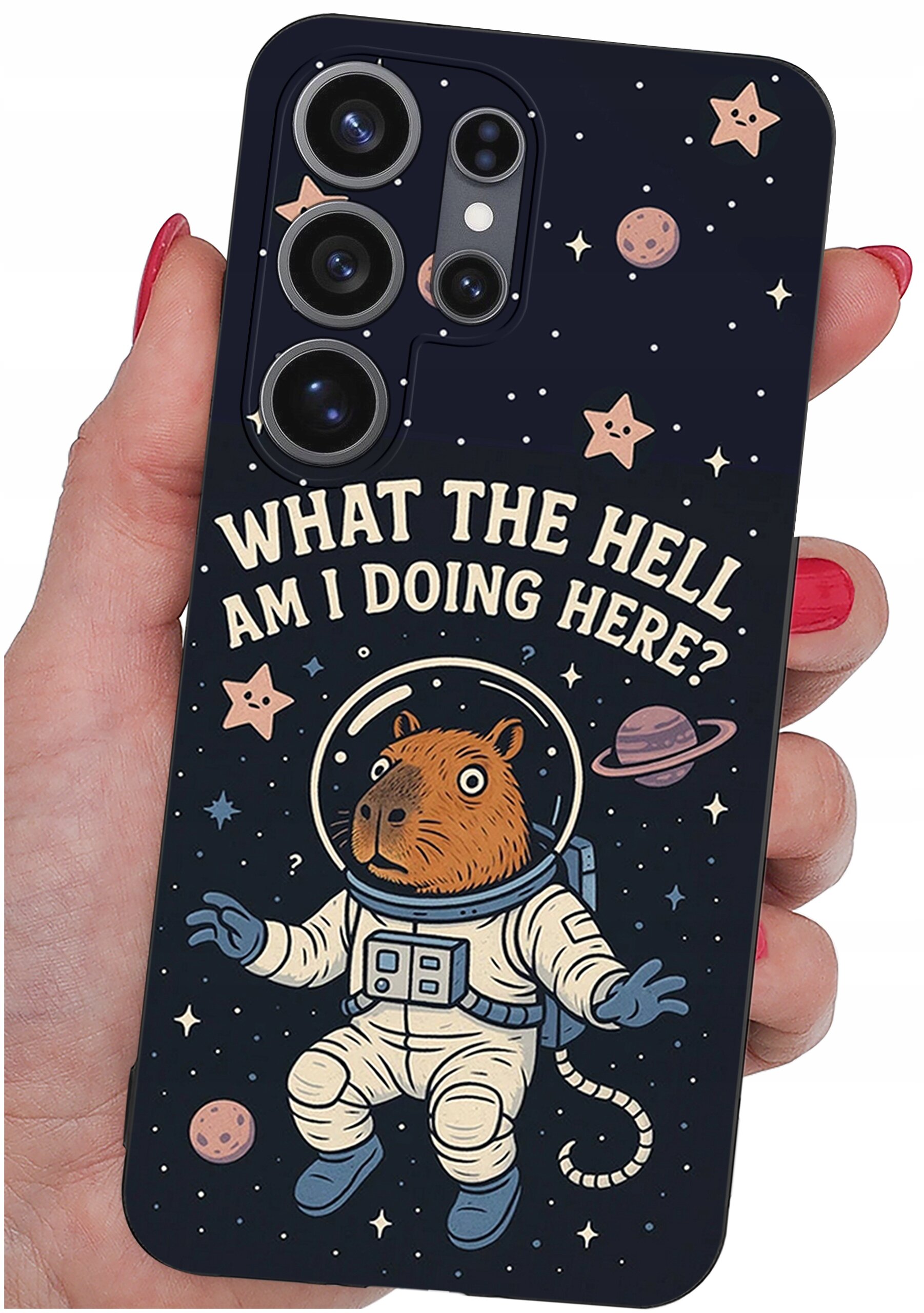Etui na telefon z grafiką przedstawiającą zwierzę w skafandrze kosmicznym na tle gwiazd i planet oraz tekstem \'WHAT THE HELL AM I DOING HERE?\'.