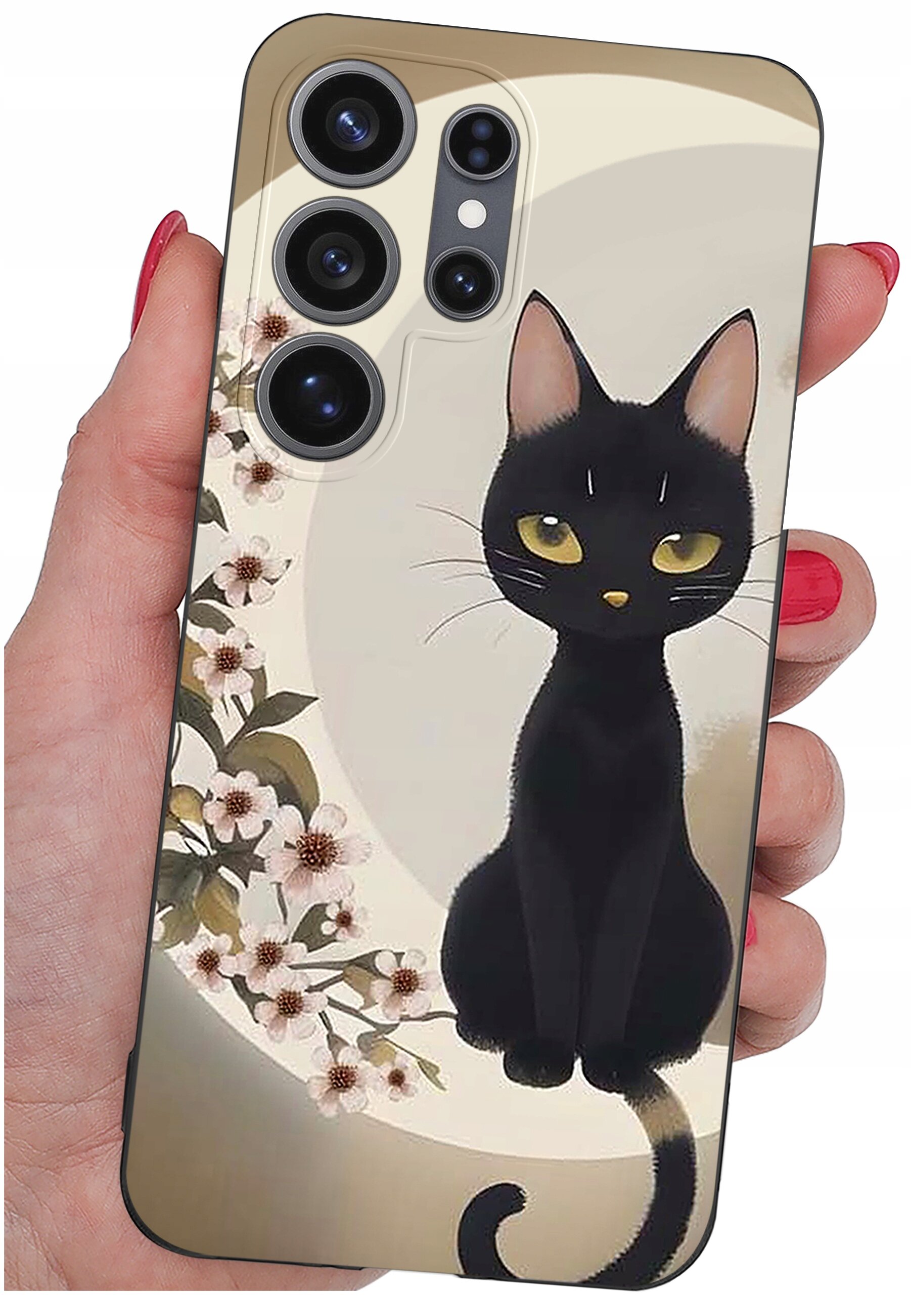 Etui na telefon z grafiką czarnego kota siedzącego na tle okręgu z kwiatami. Etui jest trzymane w dłoni z pomalowanymi na czerwono paznokciami.