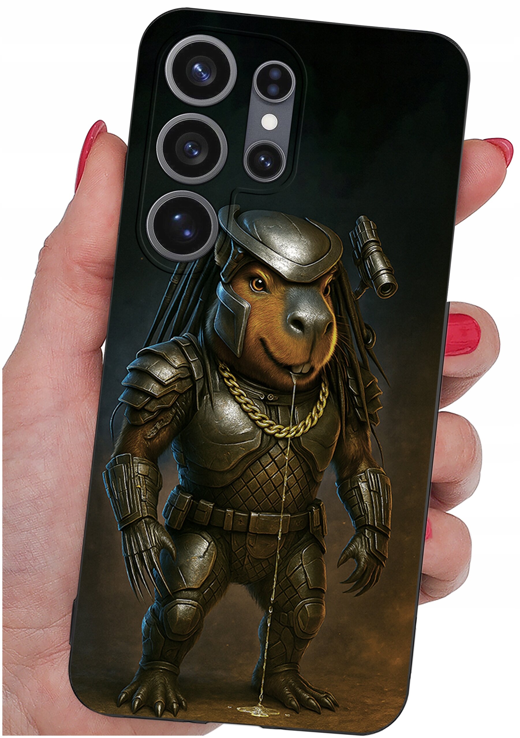 Etui na telefon z grafiką przedstawiającą postać w zbroi, przypominającą zwierzę w stylu science fiction. Etui jest trzymane w dłoni z pomalowanymi na czerwono paznokciami.