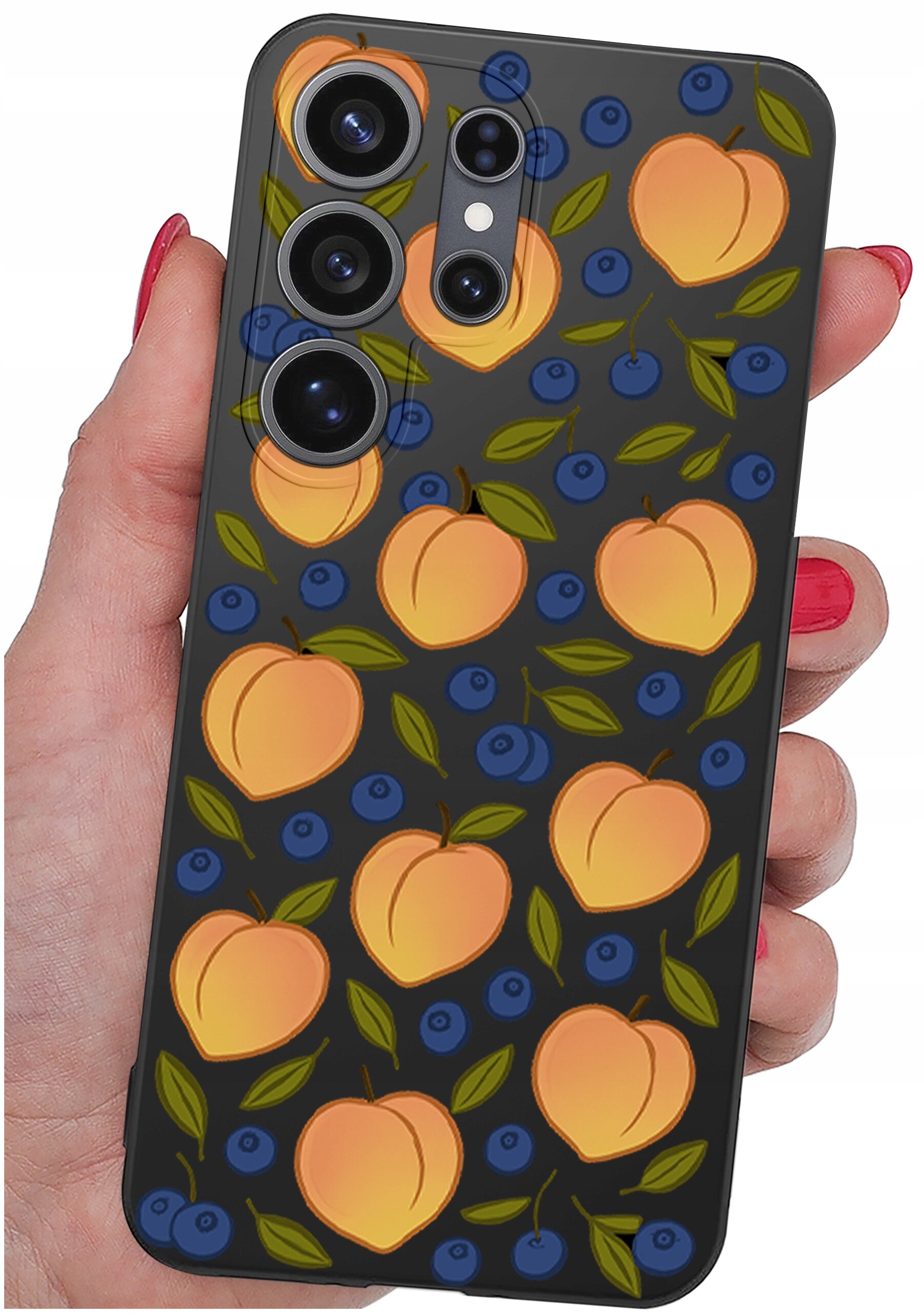 Etui na telefon z wzorem przedstawiającym brzoskwinie i jagody na ciemnym tle. Etui jest trzymane w dłoni z pomalowanymi na czerwono paznokciami.