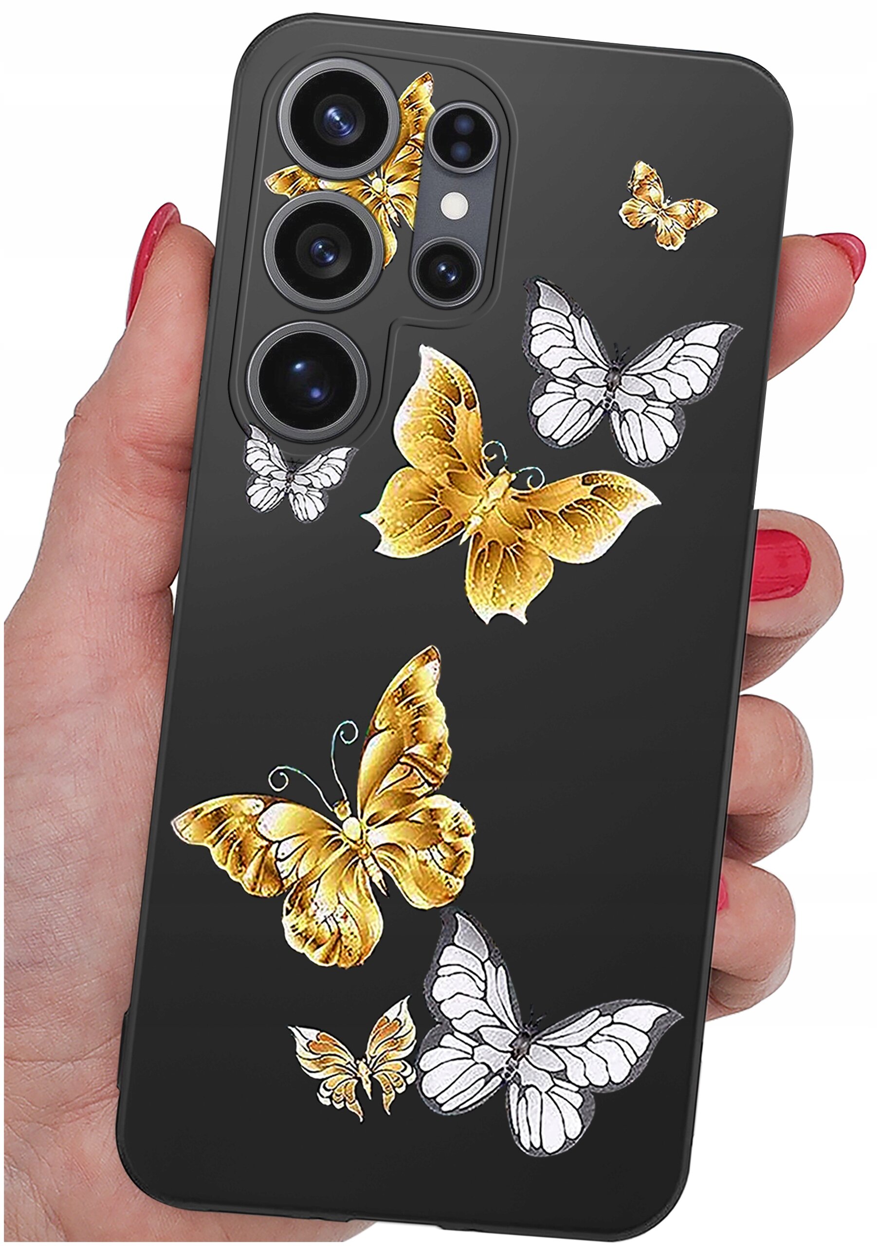 Czarne etui na telefon z wzorem kolorowych motyli w odcieniach złota i bieli. Etui trzymane jest w dłoni z pomalowanymi na czerwono paznokciami.