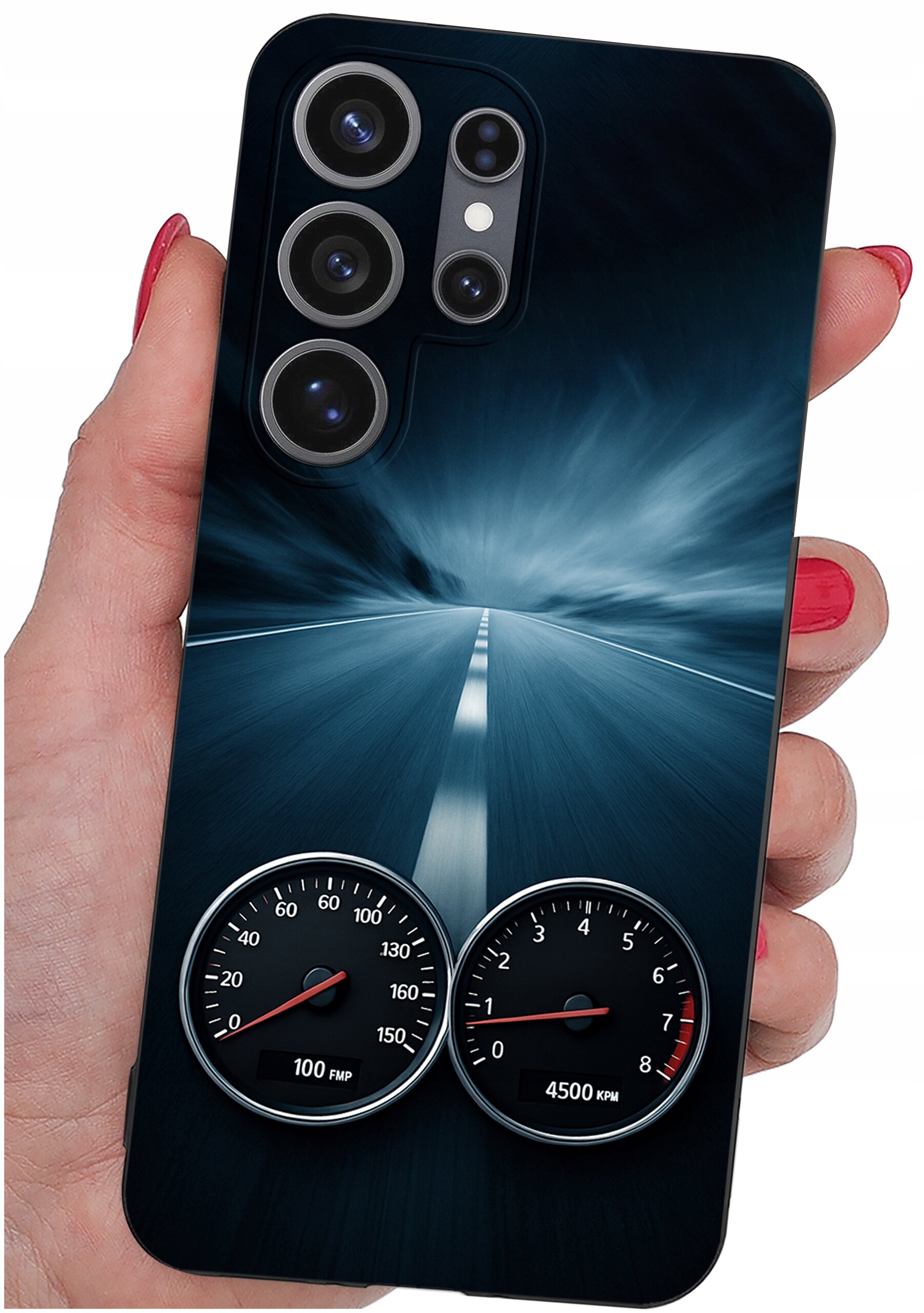 Etui na telefon z motywem drogi i prędkościomierzy, trzymane w dłoni. Widoczne są cztery obiektywy aparatu oraz wskaźniki z wartościami 100 FMP i 4500 KPM.