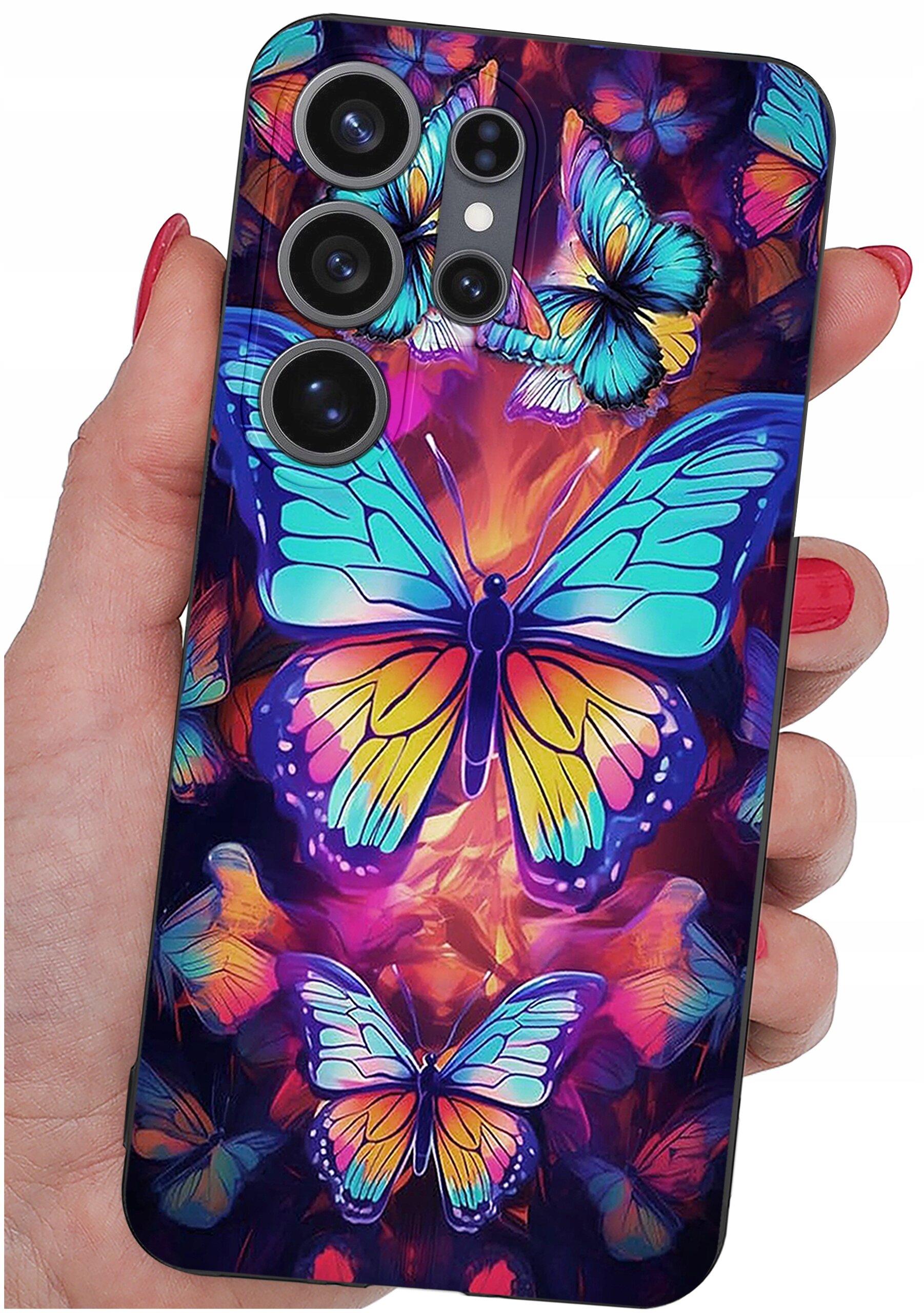 Etui na telefon z kolorowym wzorem motyli w odcieniach niebieskiego, fioletowego i żółtego, trzymane w dłoni. Widoczne są cztery otwory na aparaty fotograficzne.