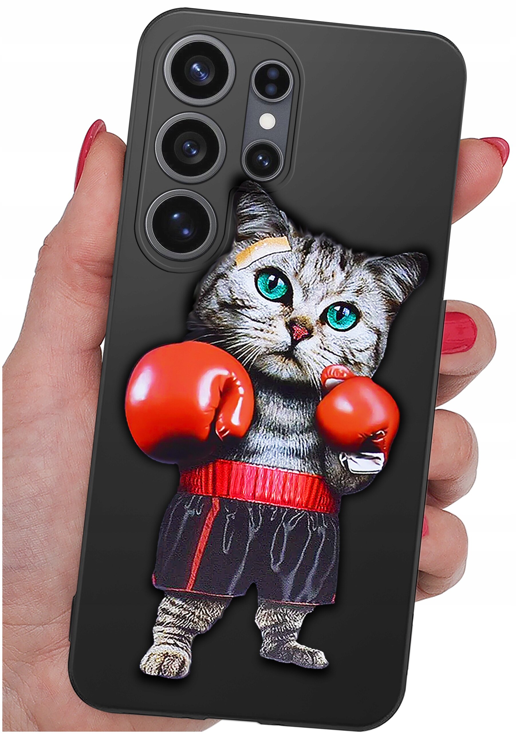 Etui na telefon z nadrukiem kota w rękawicach bokserskich, trzymane w dłoni. Etui ma wycięcia na aparat i jest w kolorze czarnym.