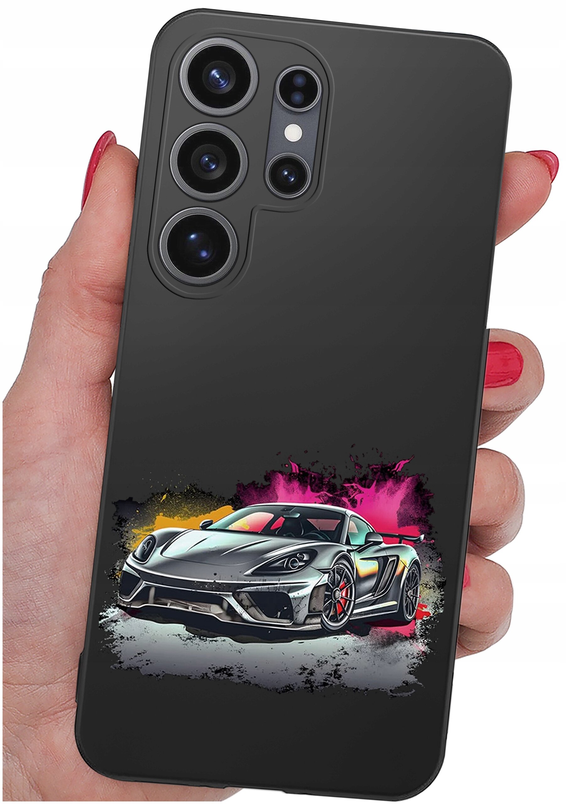 Czarne etui na telefon z nadrukiem sportowego samochodu na tle kolorowych plam. Etui trzymane jest w dłoni z pomalowanymi na czerwono paznokciami.