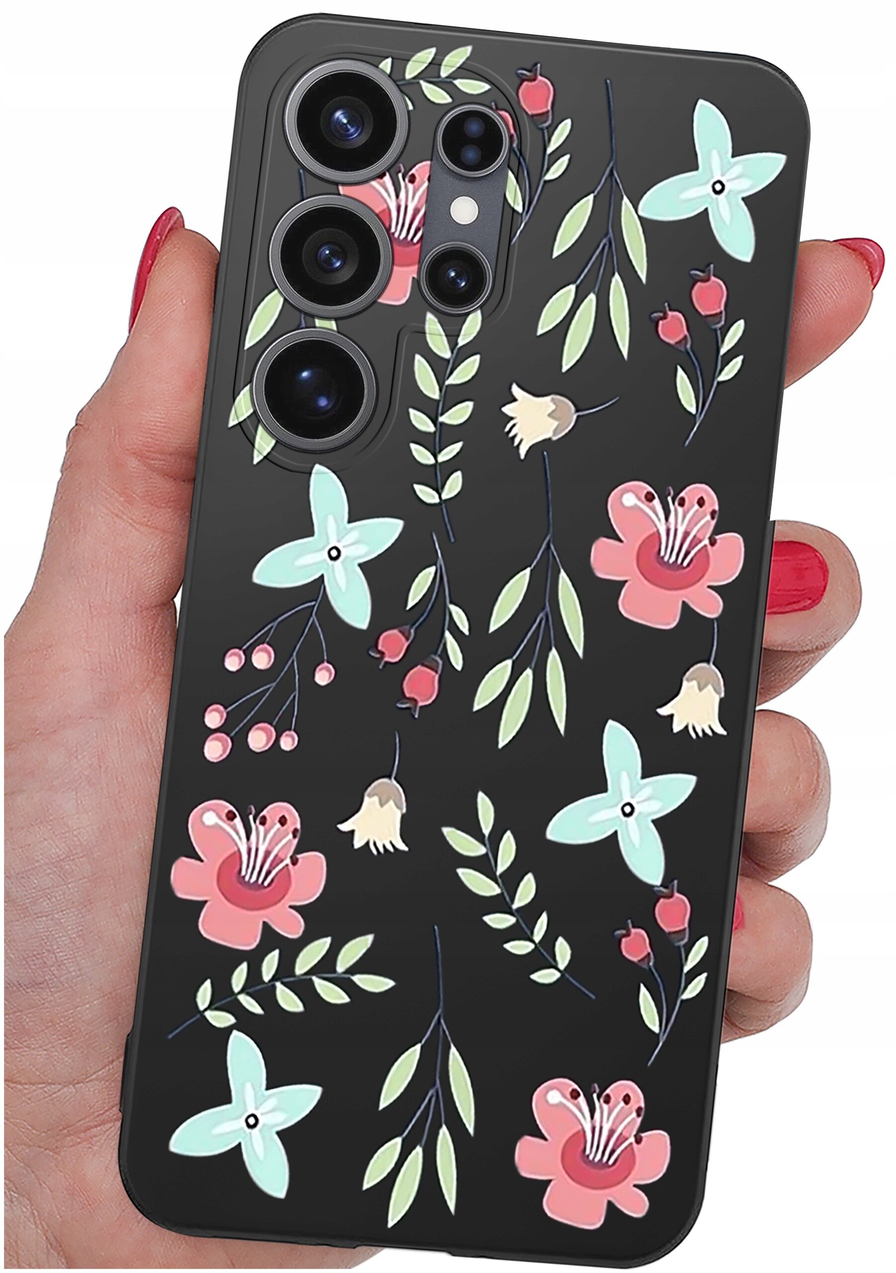 Etui na telefon z czarnym tłem ozdobione kolorowymi kwiatami i liśćmi. Widoczne są cztery otwory na aparaty fotograficzne.