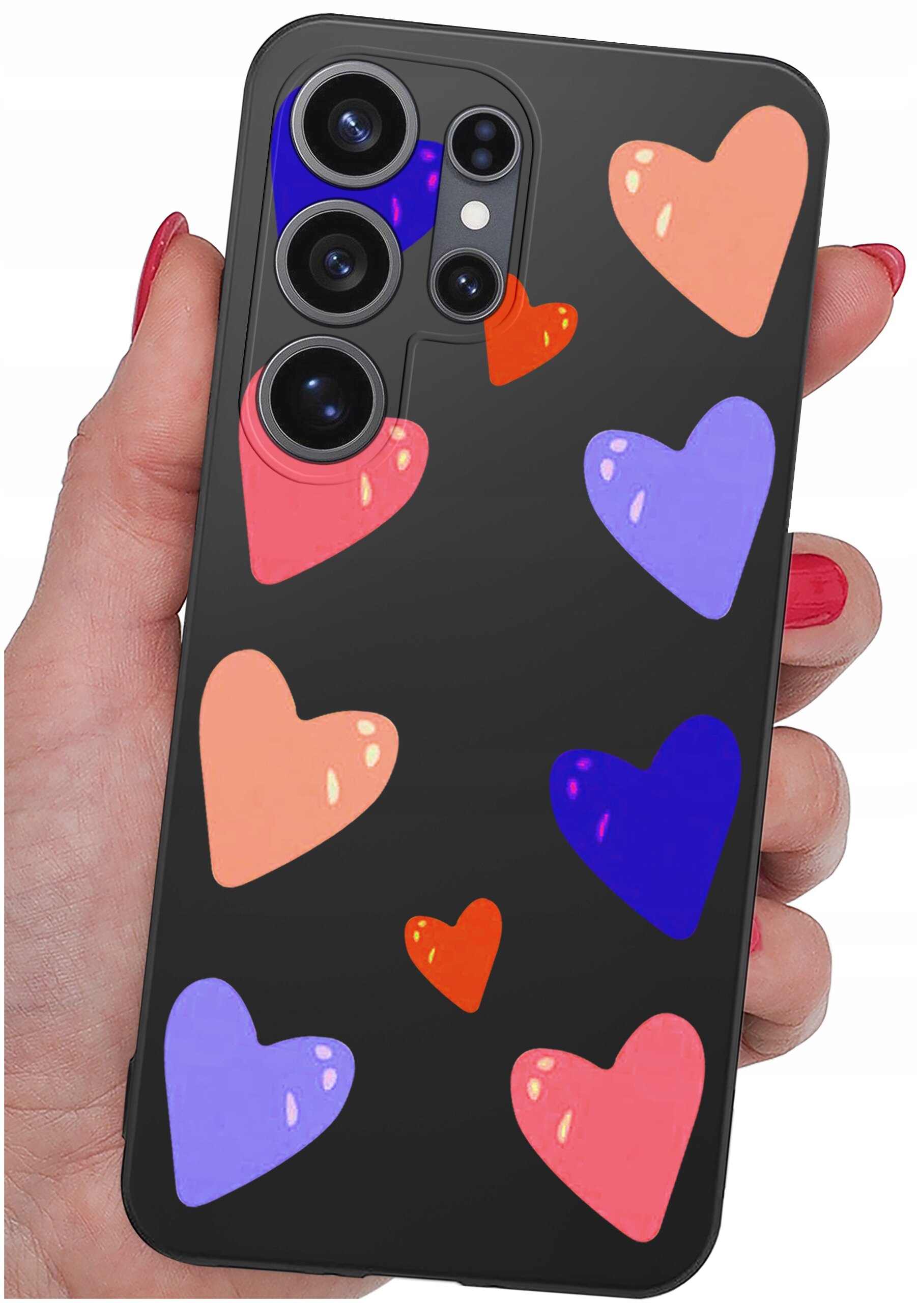 Etui na telefon z kolorowymi sercami w odcieniach różu, fioletu i pomarańczu, trzymane w dłoni. Etui posiada wycięcia na cztery obiektywy aparatu.