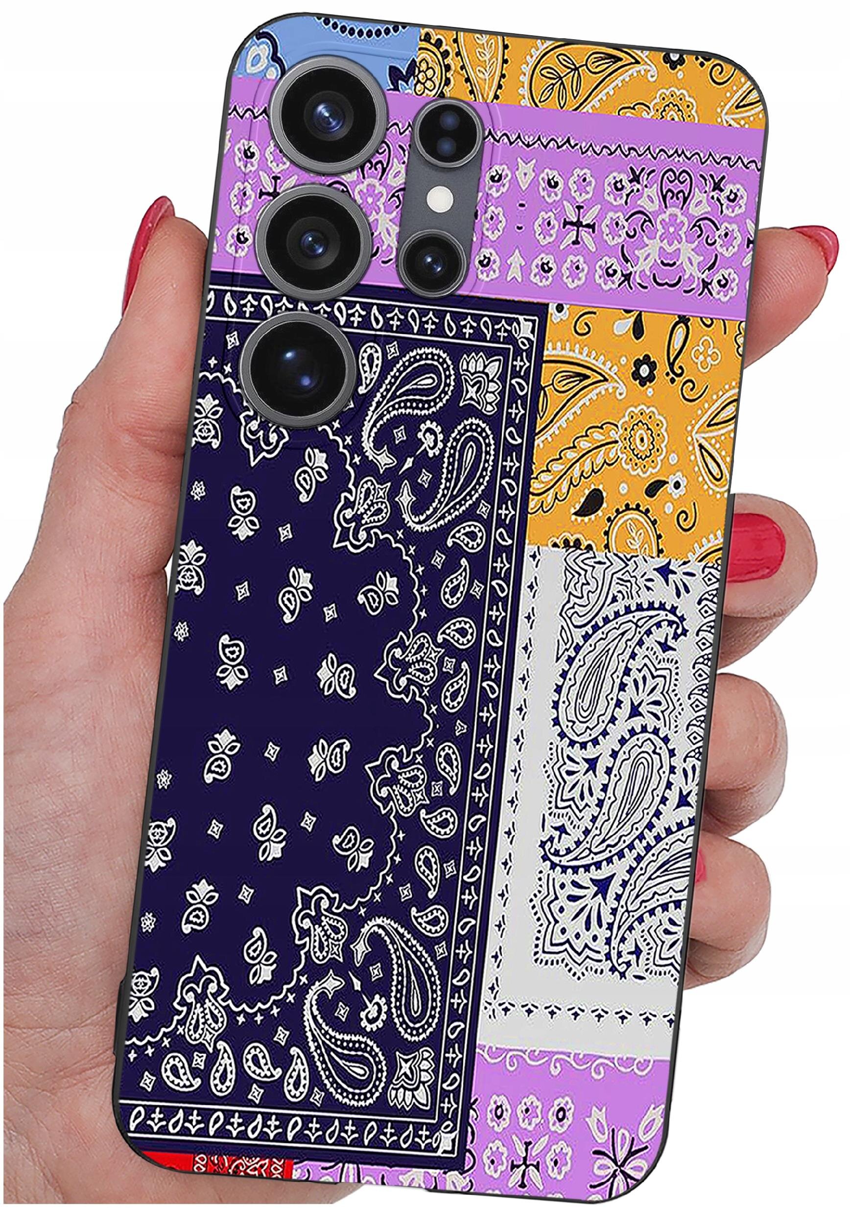Etui na telefon z kolorowym wzorem paisley w odcieniach fioletu, granatu, żółci i bieli, trzymane w dłoni. Etui posiada wycięcia na cztery obiektywy aparatu.
