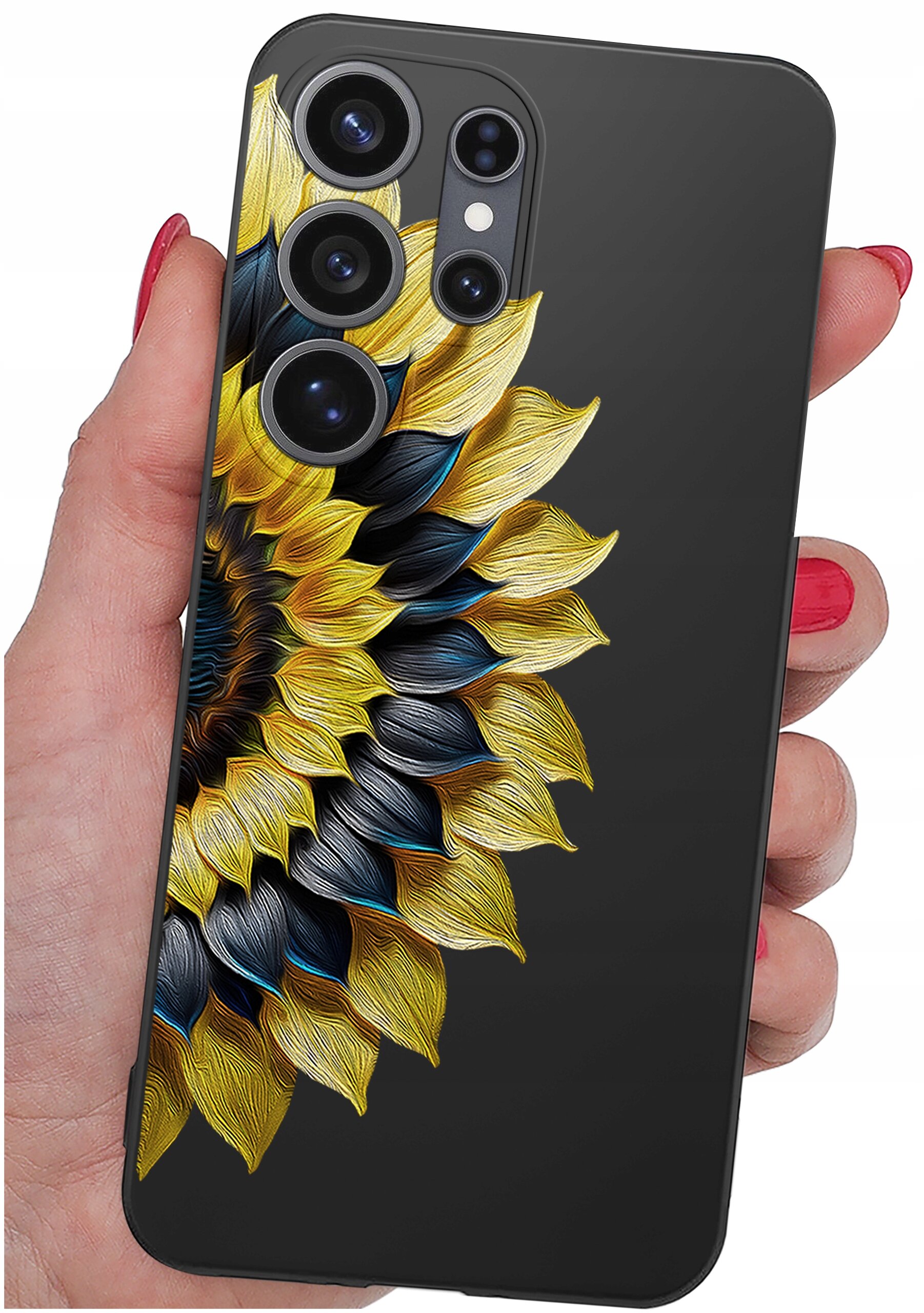 Etui na telefon z wzorem słonecznika w kolorach żółtym i czarnym, trzymane w dłoni z czerwonymi paznokciami. Widoczne są trzy obiektywy aparatu na czarnym tle etui.