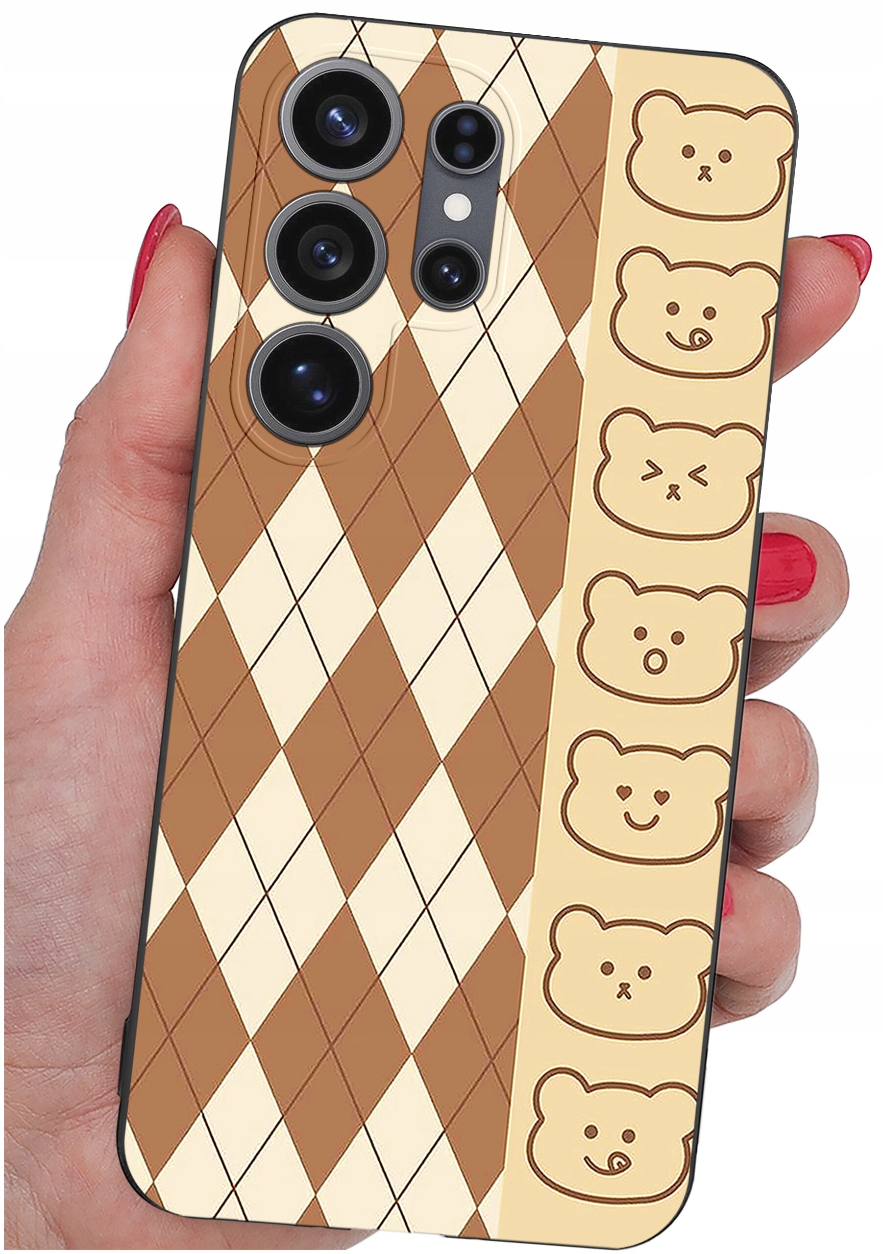 Etui na telefon z wzorem w romby w kolorach brązowym i kremowym oraz rzędem rysunków misiów po boku. Etui jest trzymane w dłoni z pomalowanymi na czerwono paznokciami.