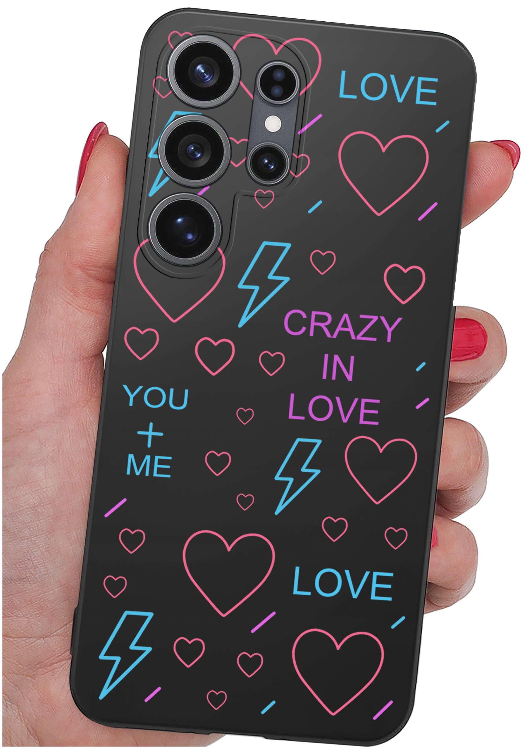 Czarne etui na telefon z kolorowymi napisami \'LOVE\', \'CRAZY IN LOVE\', \'YOU + ME\' oraz wzorami serc i błyskawic w kolorach różowym i niebieskim. Etui trzymane jest w dłoni z pomalowanymi na czerwono paznokciami.