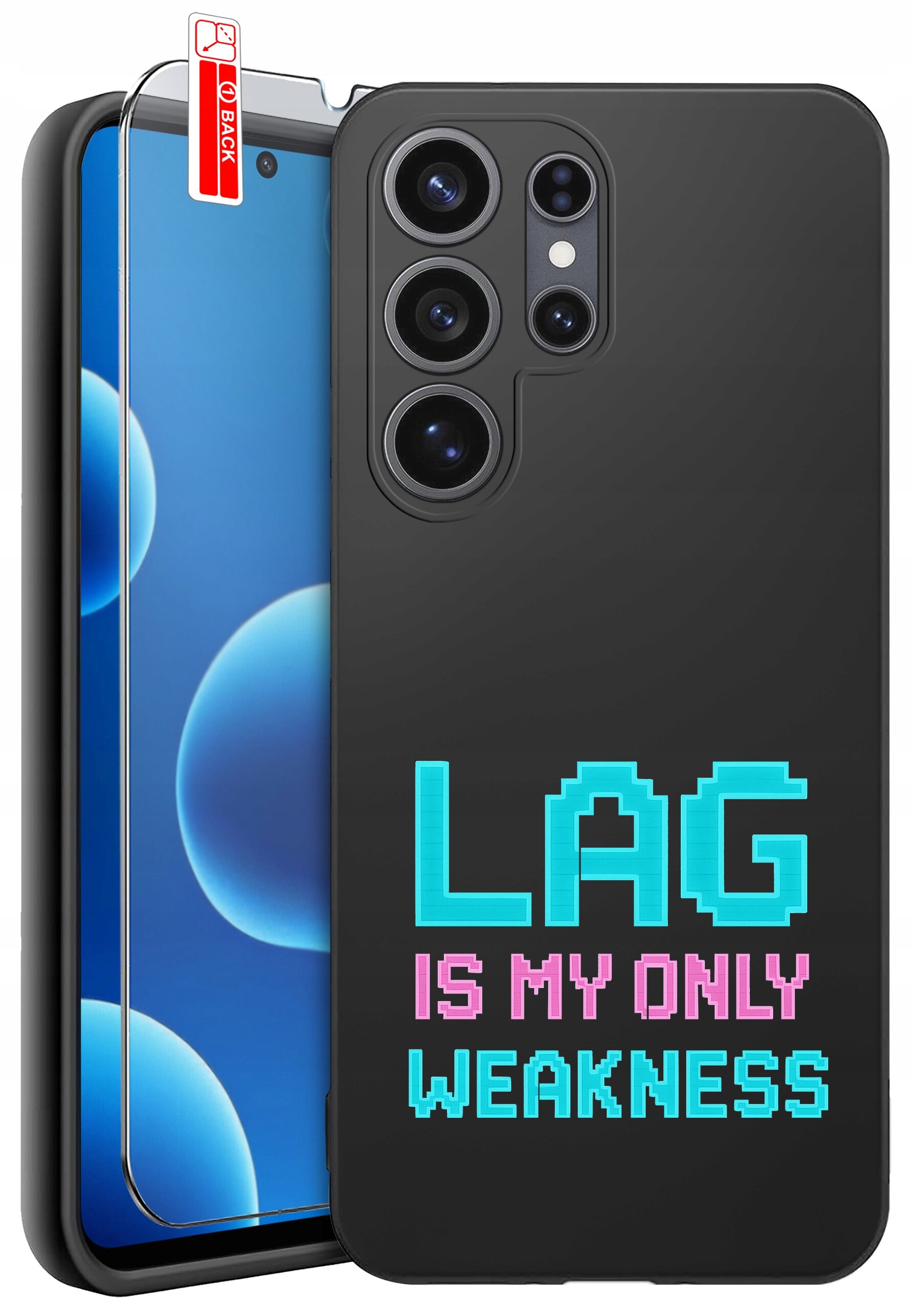 Czarne etui na telefon z napisem \'LAG IS MY ONLY WEAKNESS\' w kolorach niebieskim i różowym. Obok etui znajduje się szkło ochronne z oznaczeniem \'BACK\'.
