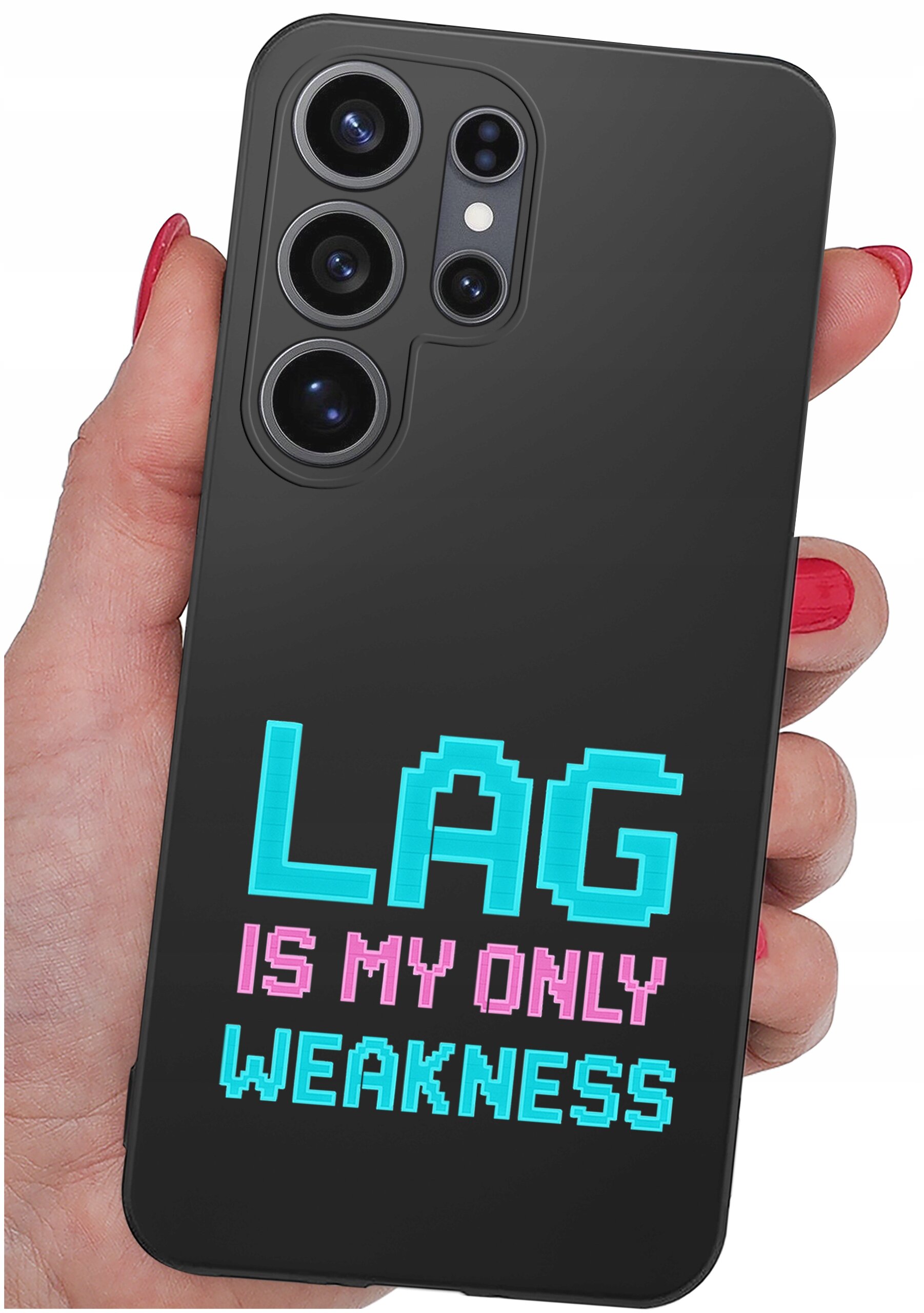 Czarna obudowa telefonu z napisem \'LAG IS MY ONLY WEAKNESS\' w stylu pikselowym. Obudowa posiada wycięcia na cztery obiektywy aparatu.