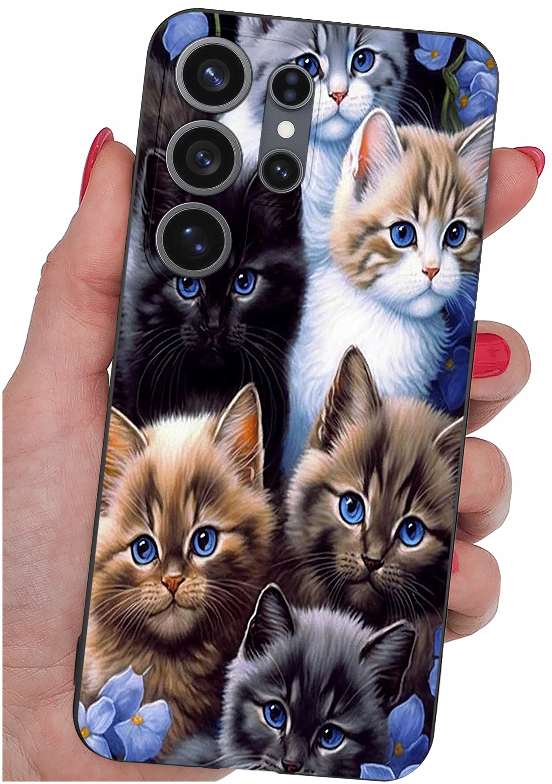 Etui na telefon z wzorem przedstawiającym kilka kotów o niebieskich oczach, trzymane w dłoni z czerwonym lakierem na paznokciach. W tle widoczne są niebieskie kwiaty.