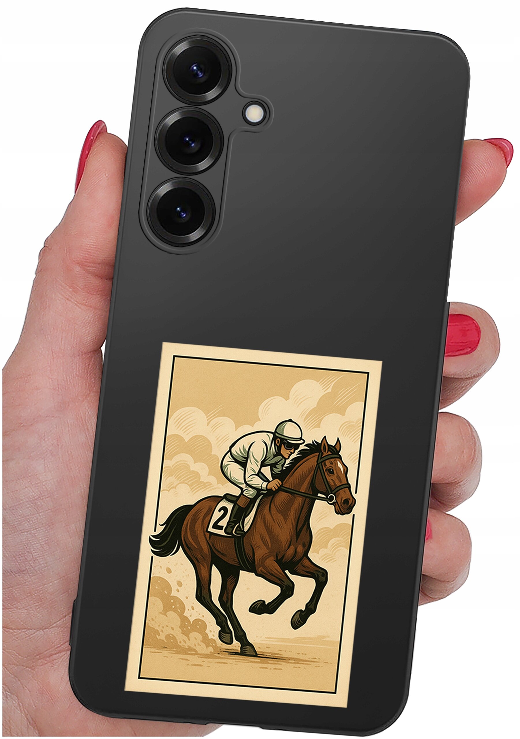 Czarna obudowa telefonu z grafiką przedstawiającą jeźdźca na koniu z numerem 2. Obudowa jest trzymana w dłoni z pomalowanymi na czerwono paznokciami.