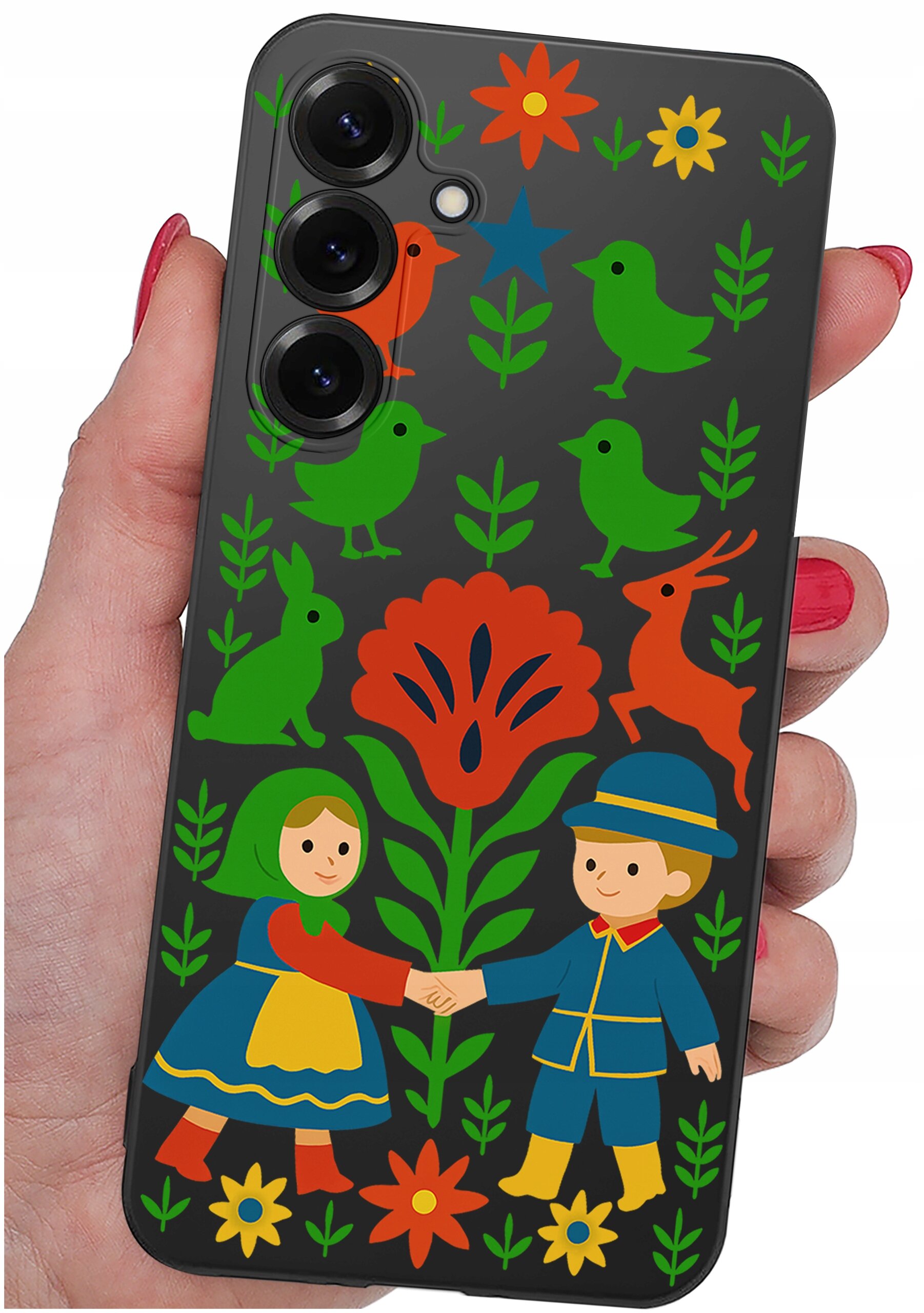 Etui na telefon z kolorowym wzorem przedstawiającym postacie w tradycyjnych strojach, otoczone kwiatami, ptakami i zwierzętami. Etui trzymane jest w dłoni z pomalowanymi na czerwono paznokciami.