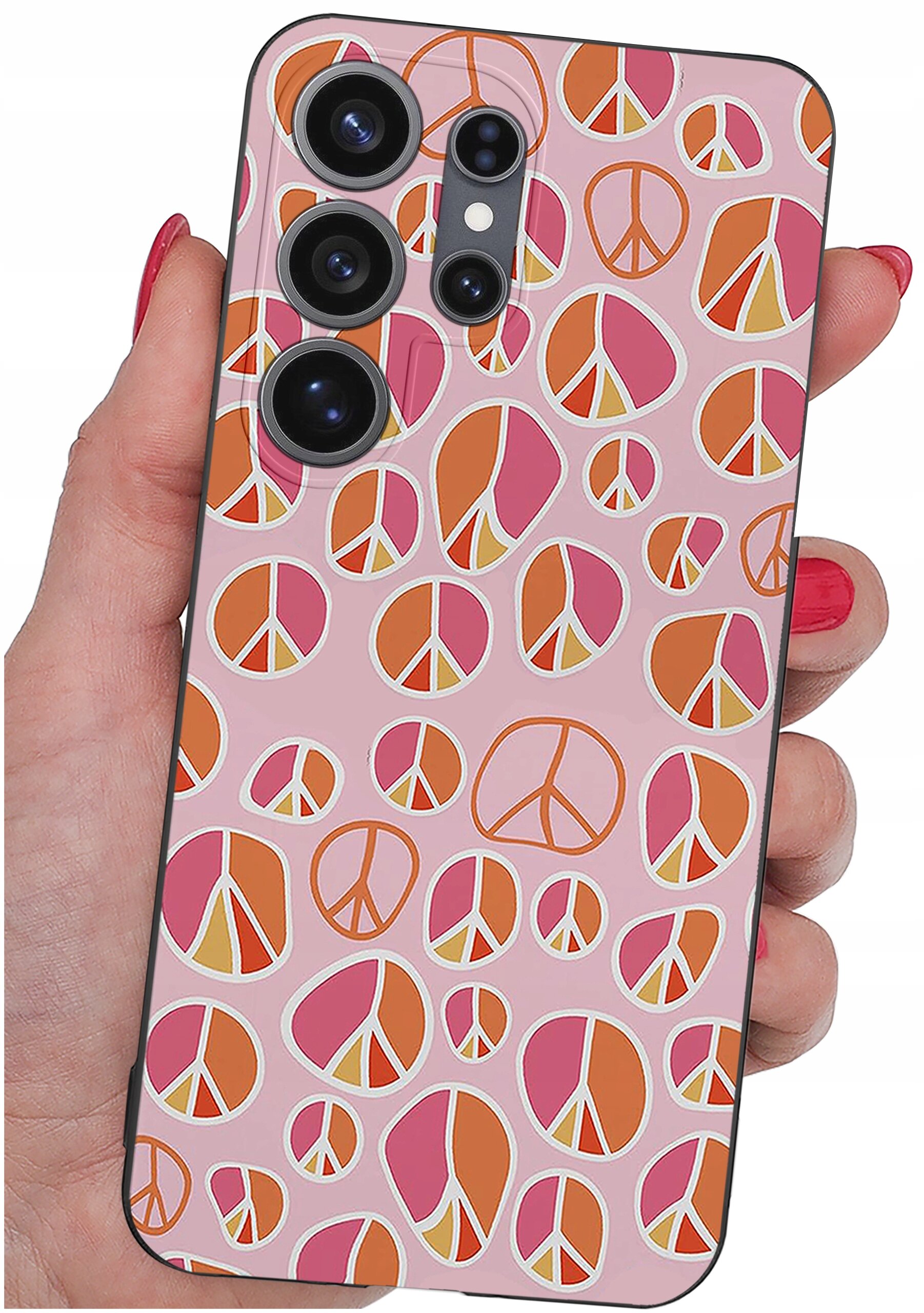 Etui na telefon z wzorem w kolorowe symbole pokoju na różowym tle, trzymane w dłoni z pomalowanymi na czerwono paznokciami.