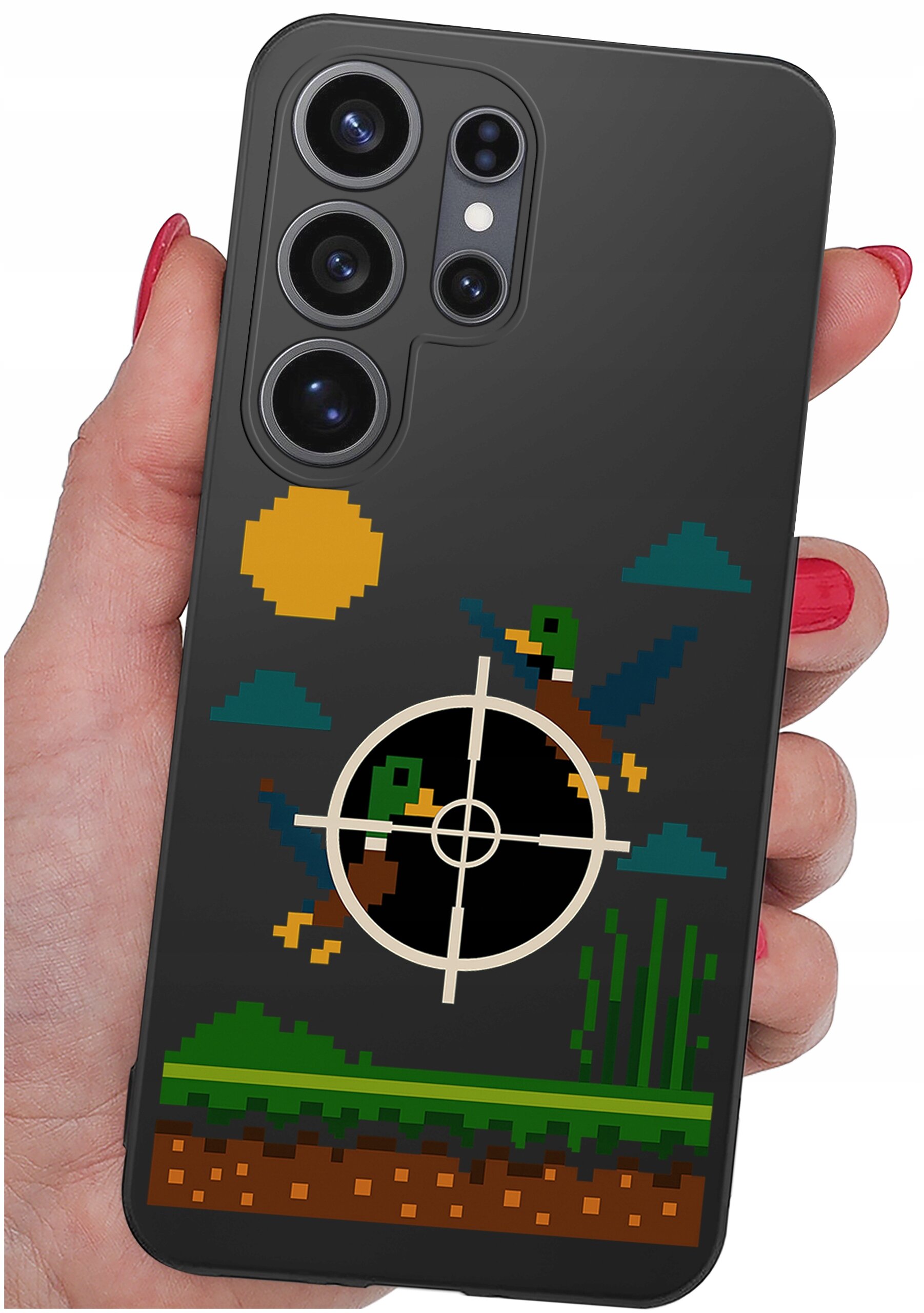 Czarne etui na telefon z pikselową grafiką przedstawiającą dwa lecące kaczki, celownik oraz elementy krajobrazu. Etui trzymane jest w dłoni z pomalowanymi na czerwono paznokciami.