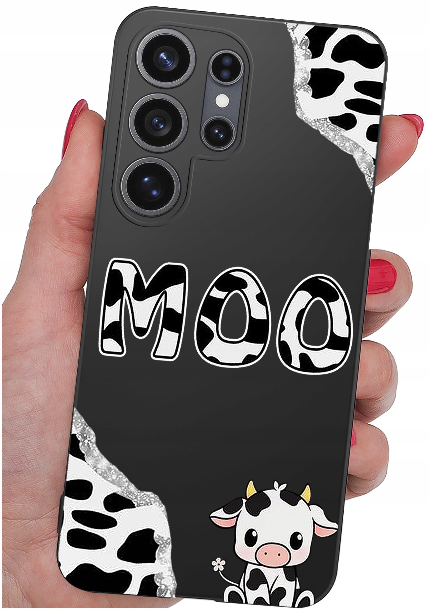 Czarne etui na telefon z napisem \'MOO\' w biało-czarne łaty oraz rysunkiem krowy w dolnym rogu. Etui trzymane jest w dłoni z pomalowanymi na czerwono paznokciami.