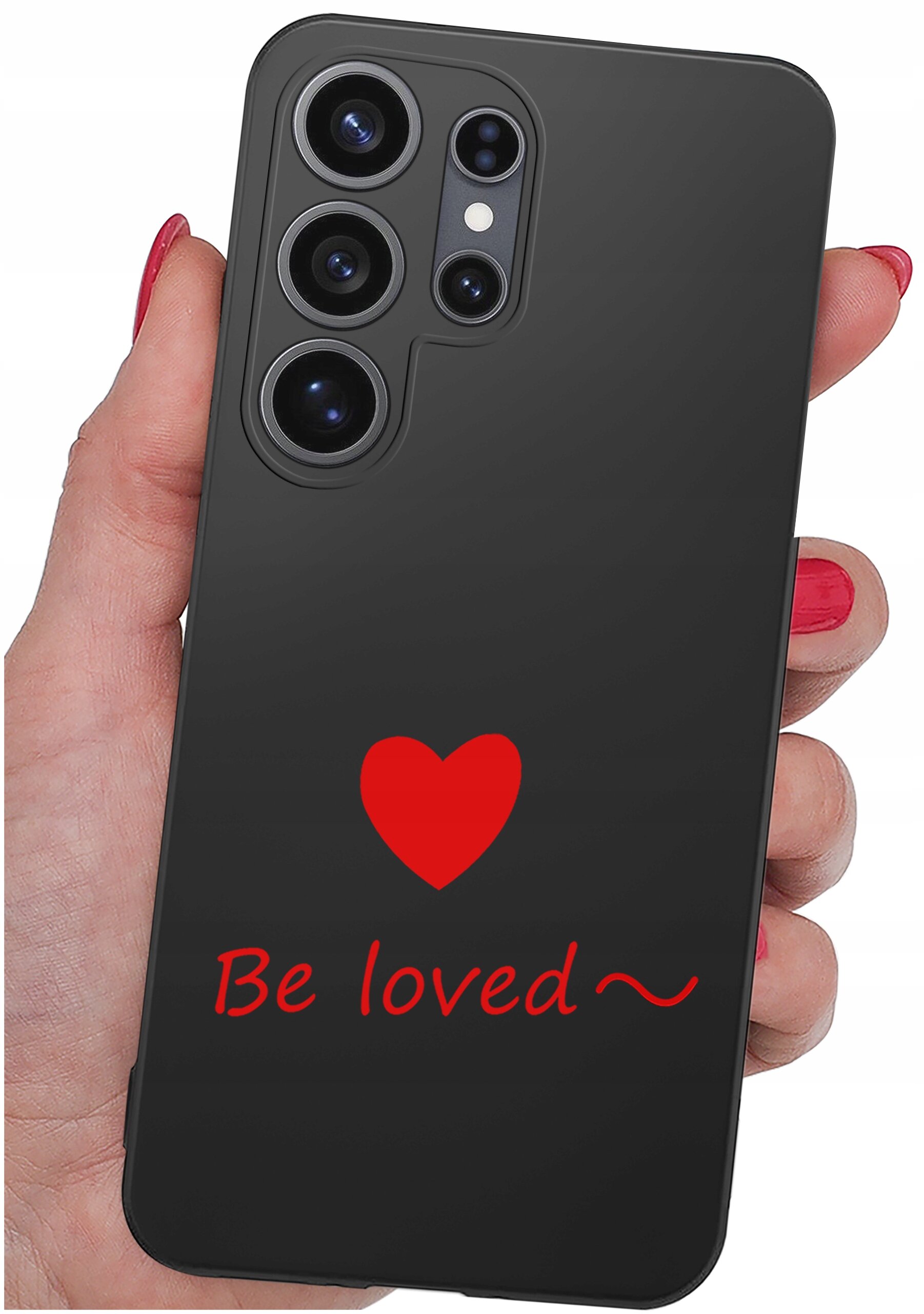 Czarna obudowa telefonu z czerwonym sercem i napisem \'Be loved~\'. Obudowa posiada wycięcia na cztery obiektywy aparatu.