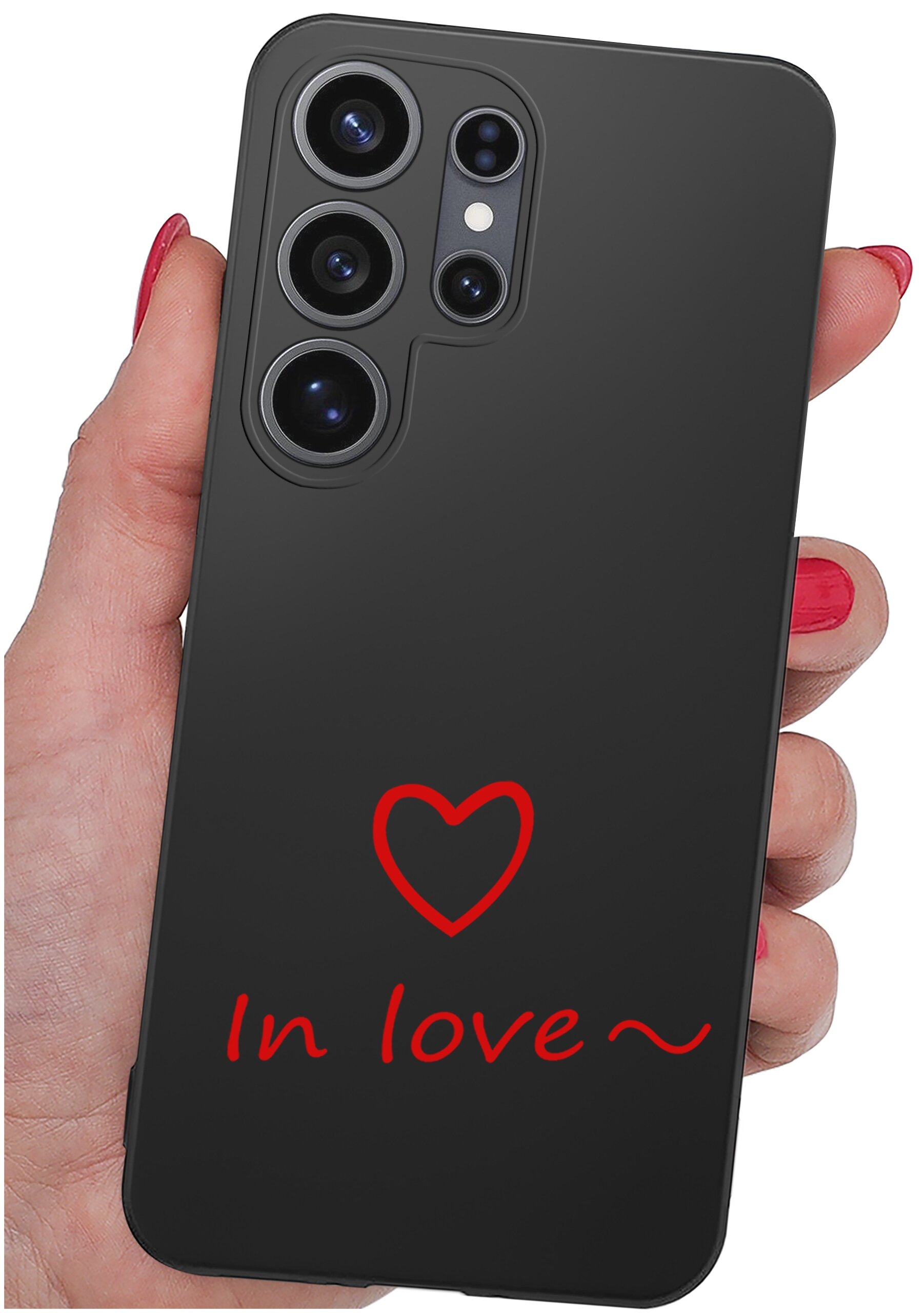 Czarne etui na telefon z trzema dużymi obiektywami aparatu i napisem \'In love~\' oraz sercem w kolorze czerwonym.