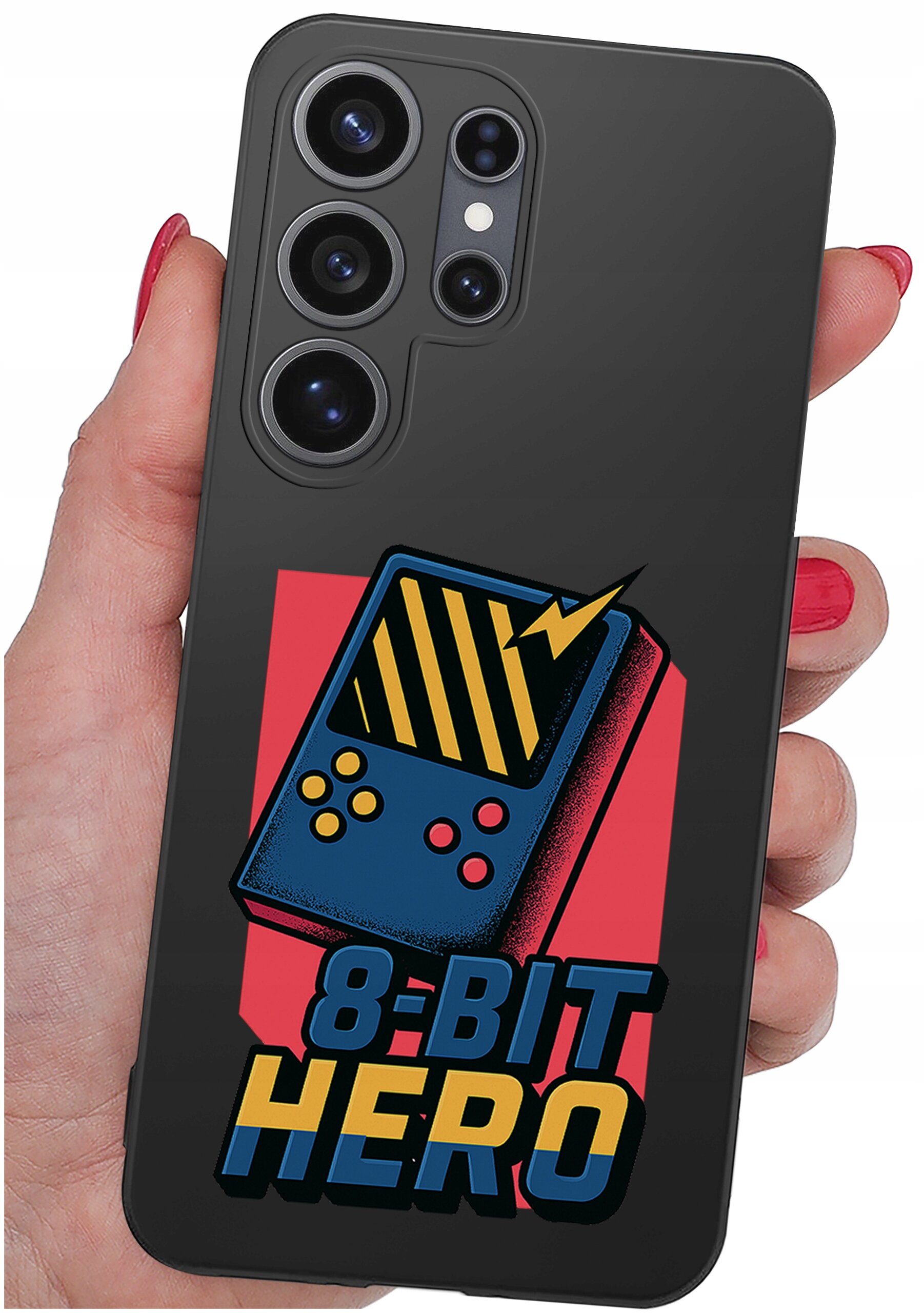 Osoba trzyma czarne etui na telefon z grafiką przedstawiającą retro konsolę do gier i napis \'8-BIT HERO\'. Etui ma wycięcia na cztery obiektywy aparatu.