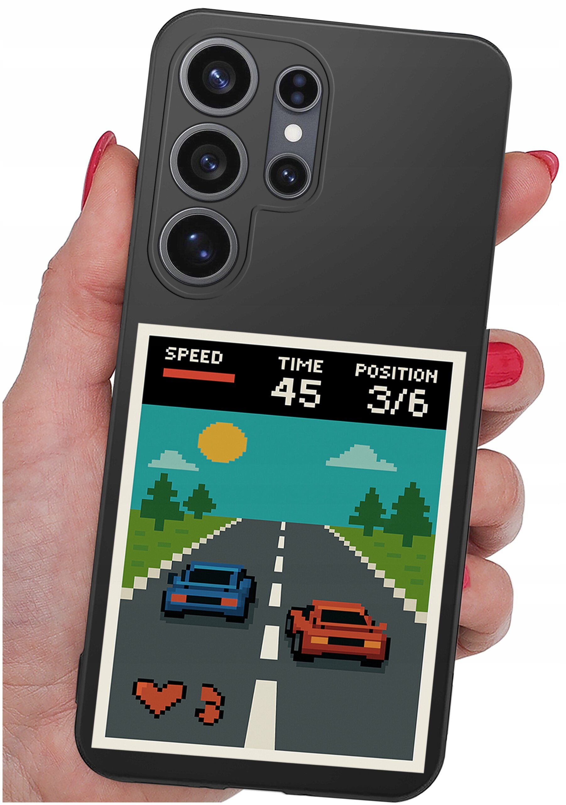 Etui na telefon z grafiką w stylu retro przedstawiającą wyścig samochodowy z widocznymi dwiema autami na drodze. Na górze grafiki widnieją napisy: \'SPEED\', \'TIME 45\', \'POSITION 3/6\'.