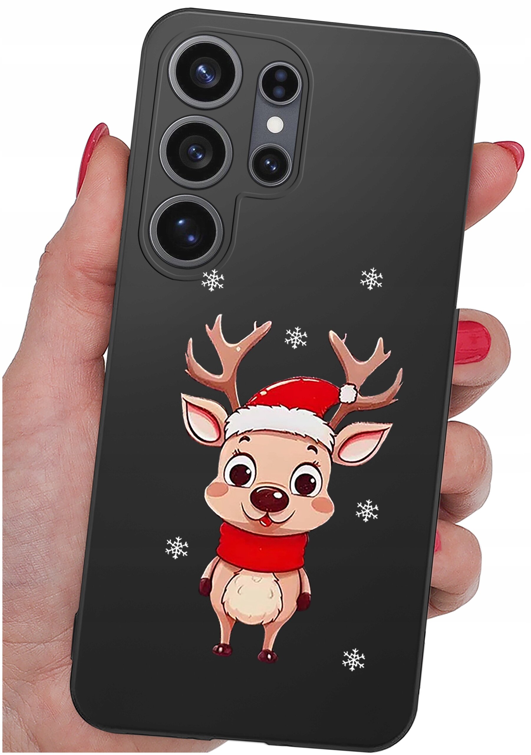 Czarne etui na telefon z grafiką renifera w czerwonej czapce i szaliku, otoczonego płatkami śniegu. Etui trzymane jest w dłoni z pomalowanymi na czerwono paznokciami.