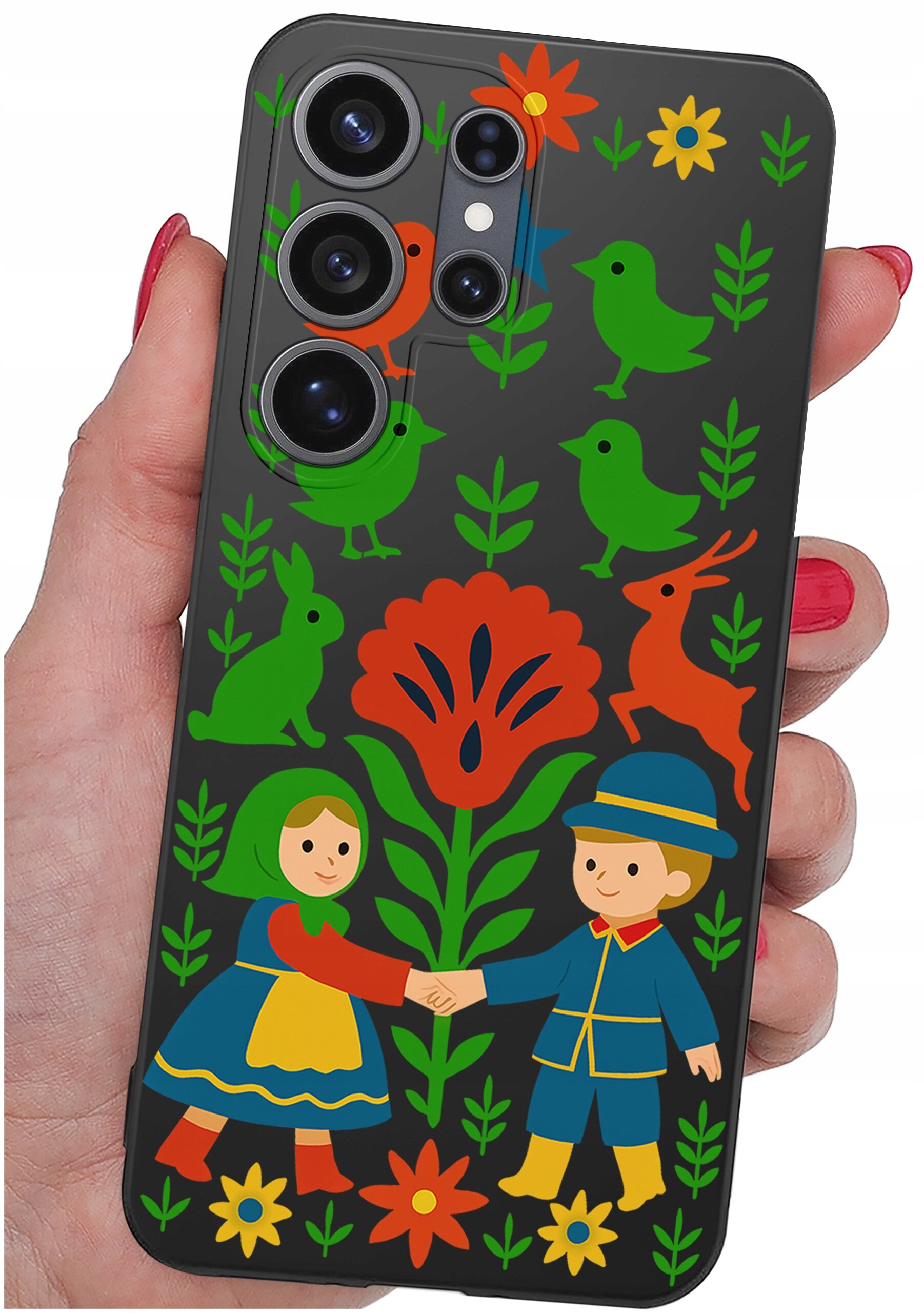 Etui na telefon z kolorowym wzorem przedstawiającym postacie w tradycyjnych strojach, otoczone kwiatami, ptakami i zwierzętami. Etui jest trzymane w dłoni z pomalowanymi na czerwono paznokciami.