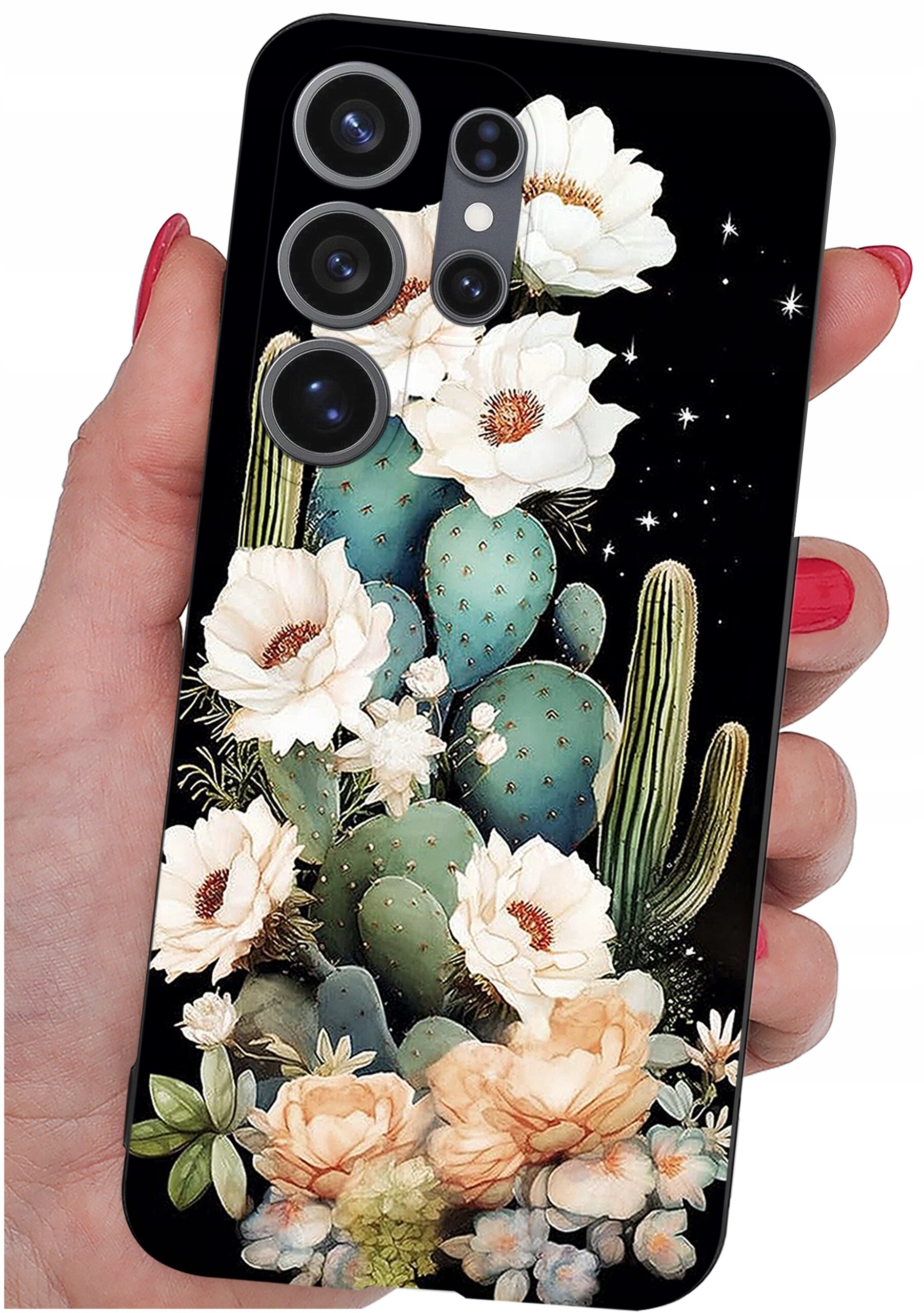 Etui na telefon z motywem kaktusów i białych kwiatów na czarnym tle, trzymane w dłoni z czerwonymi paznokciami. Widoczne są cztery otwory na aparaty fotograficzne.