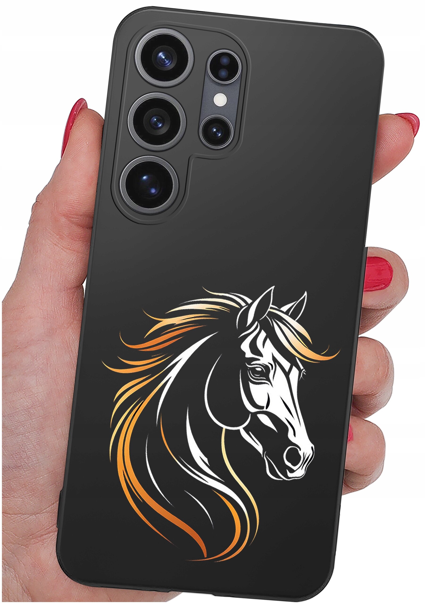 Czarne etui na telefon z nadrukiem głowy konia w odcieniach bieli i pomarańczu. Etui trzymane jest w dłoni z pomalowanymi na czerwono paznokciami.