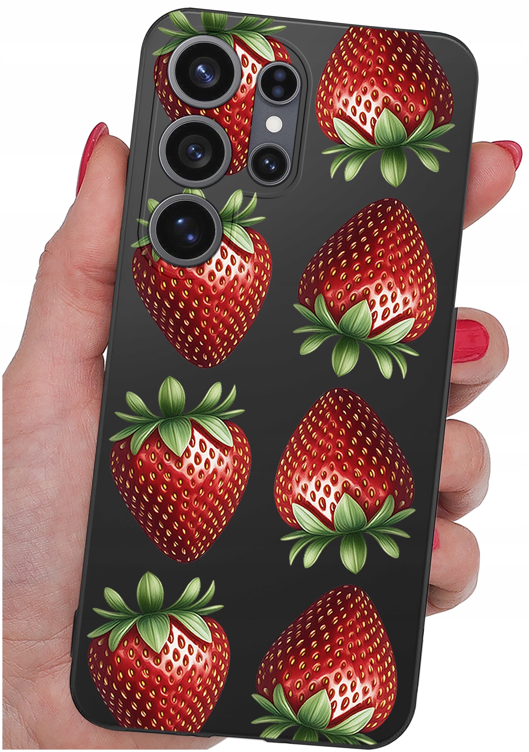 Etui na telefon z wzorem truskawek, trzymane w dłoni z pomalowanymi na czerwono paznokciami. Etui ma czarne tło i wycięcia na aparat.