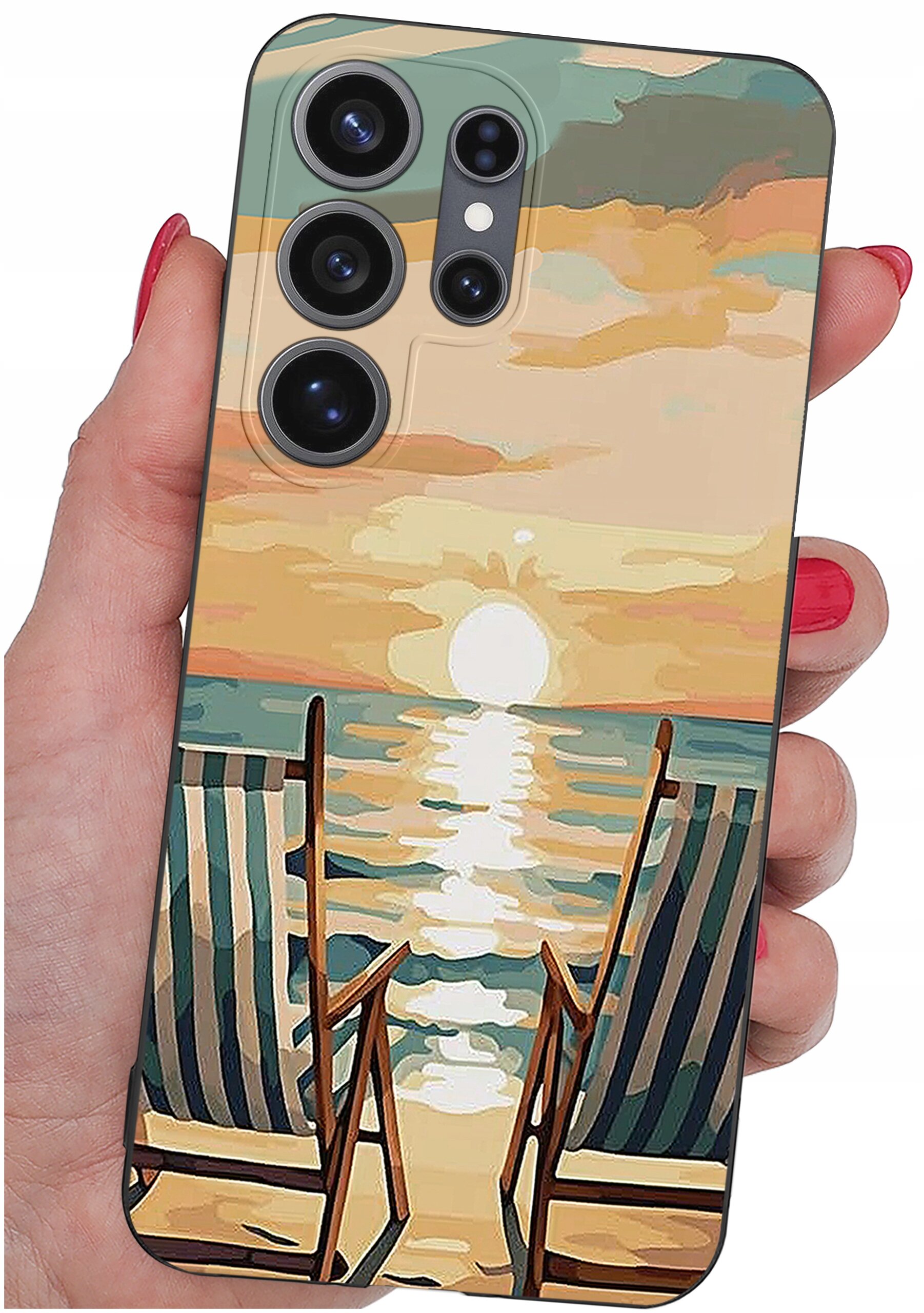 Etui na telefon z nadrukiem przedstawiającym dwa leżaki na plaży z widokiem na zachód słońca nad morzem. Etui jest trzymane w dłoni z pomalowanymi na czerwono paznokciami.