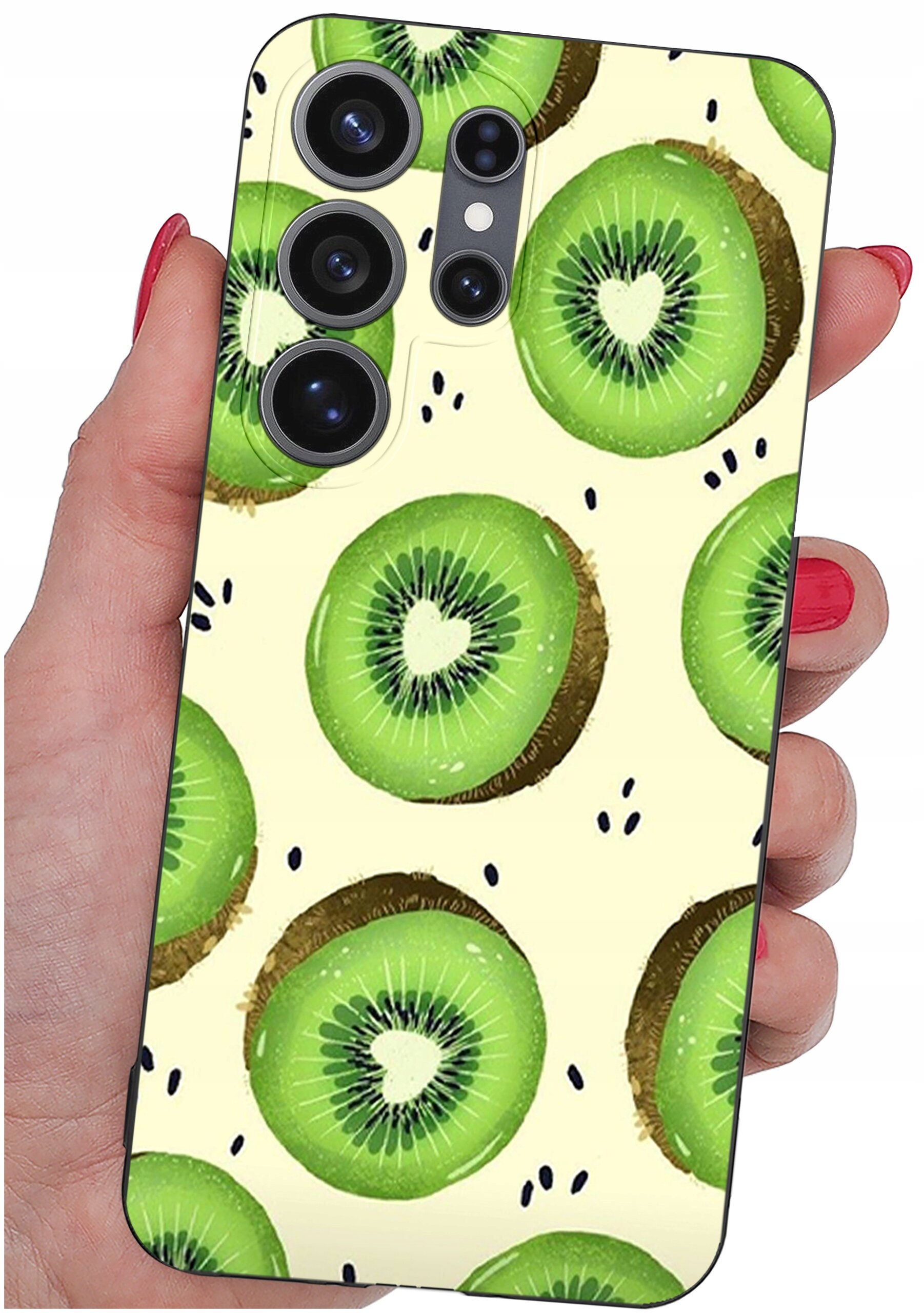 Etui na telefon z wzorem przedstawiającym plasterki kiwi na jasnym tle, trzymane w dłoni z pomalowanymi na czerwono paznokciami. Widoczne są otwory na cztery obiektywy aparatu i lampę błyskową.