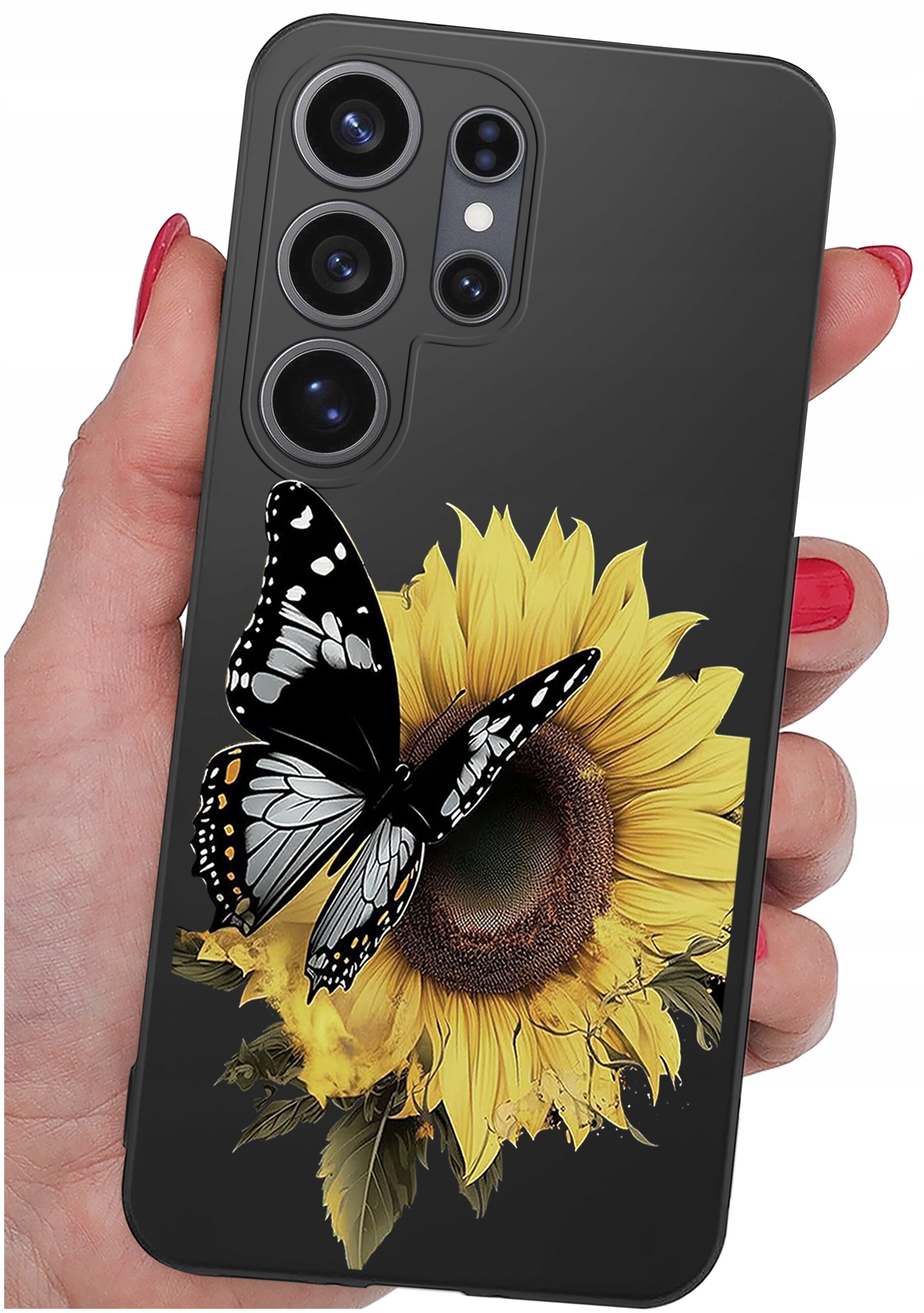 Etui na telefon z czarnym motylem i słonecznikiem na tle, trzymane w dłoni z czerwonym lakierem na paznokciach. Etui ma wycięcia na cztery obiektywy aparatu.