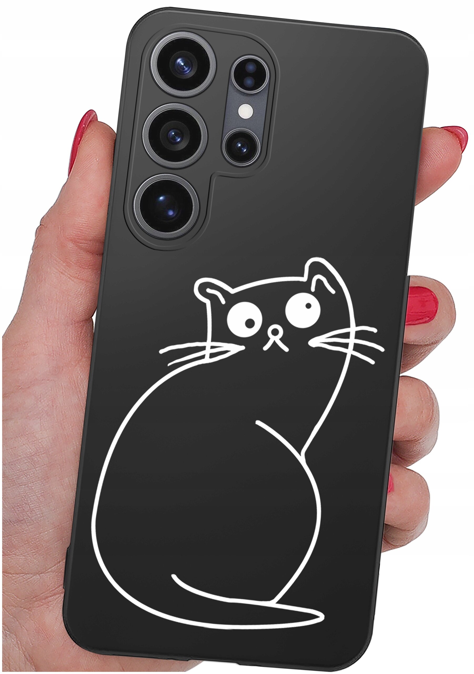 Czarne etui na telefon z białym rysunkiem kota o dużych oczach. Etui trzymane jest w dłoni z pomalowanymi na czerwono paznokciami.