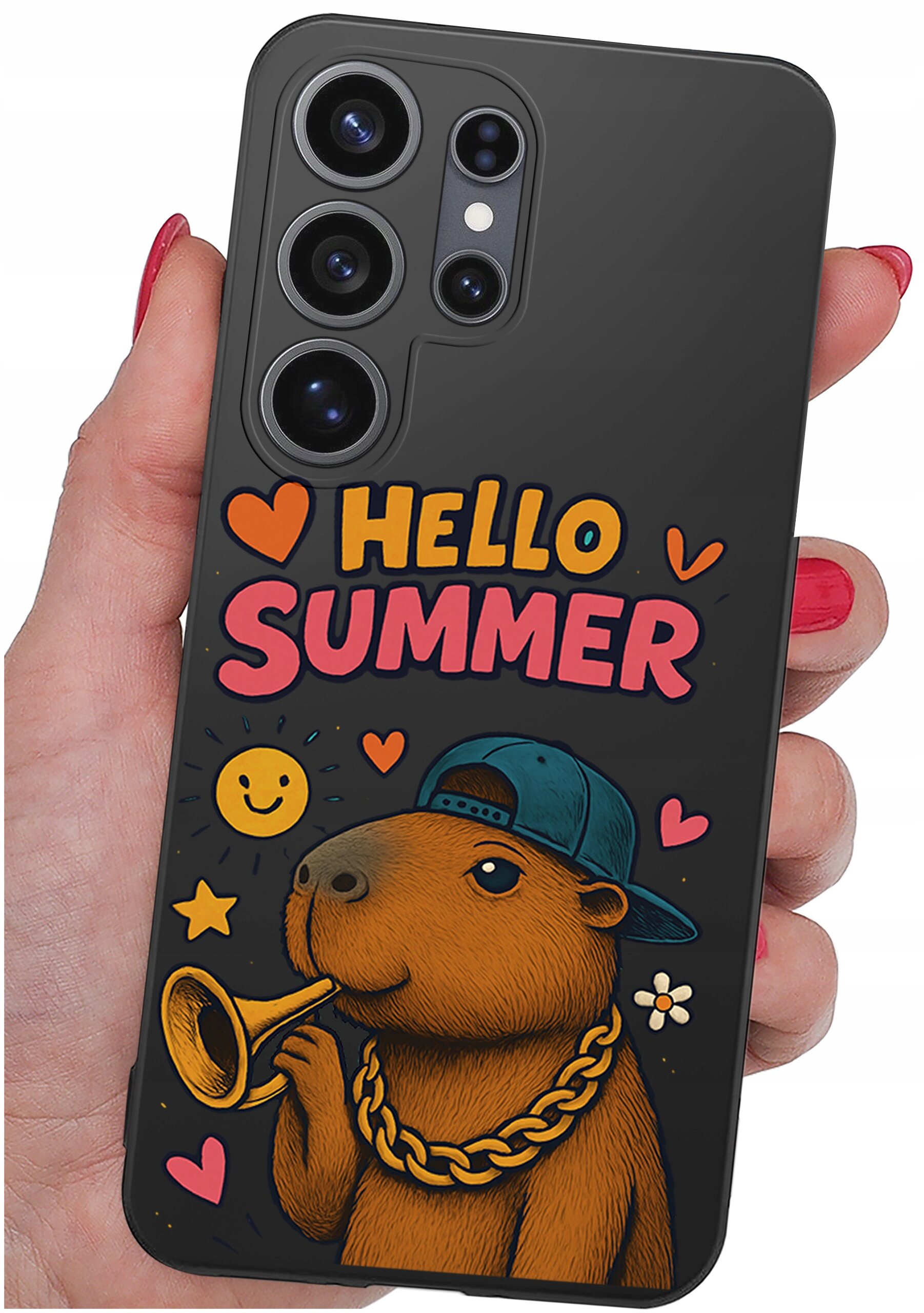 Etui na telefon z grafiką przedstawiającą kapibarę w czapce z łańcuchem, trzymającą trąbkę, oraz napisem \'HELLO SUMMER\'. W tle znajdują się serduszka, uśmiechnięta buźka i gwiazdki.