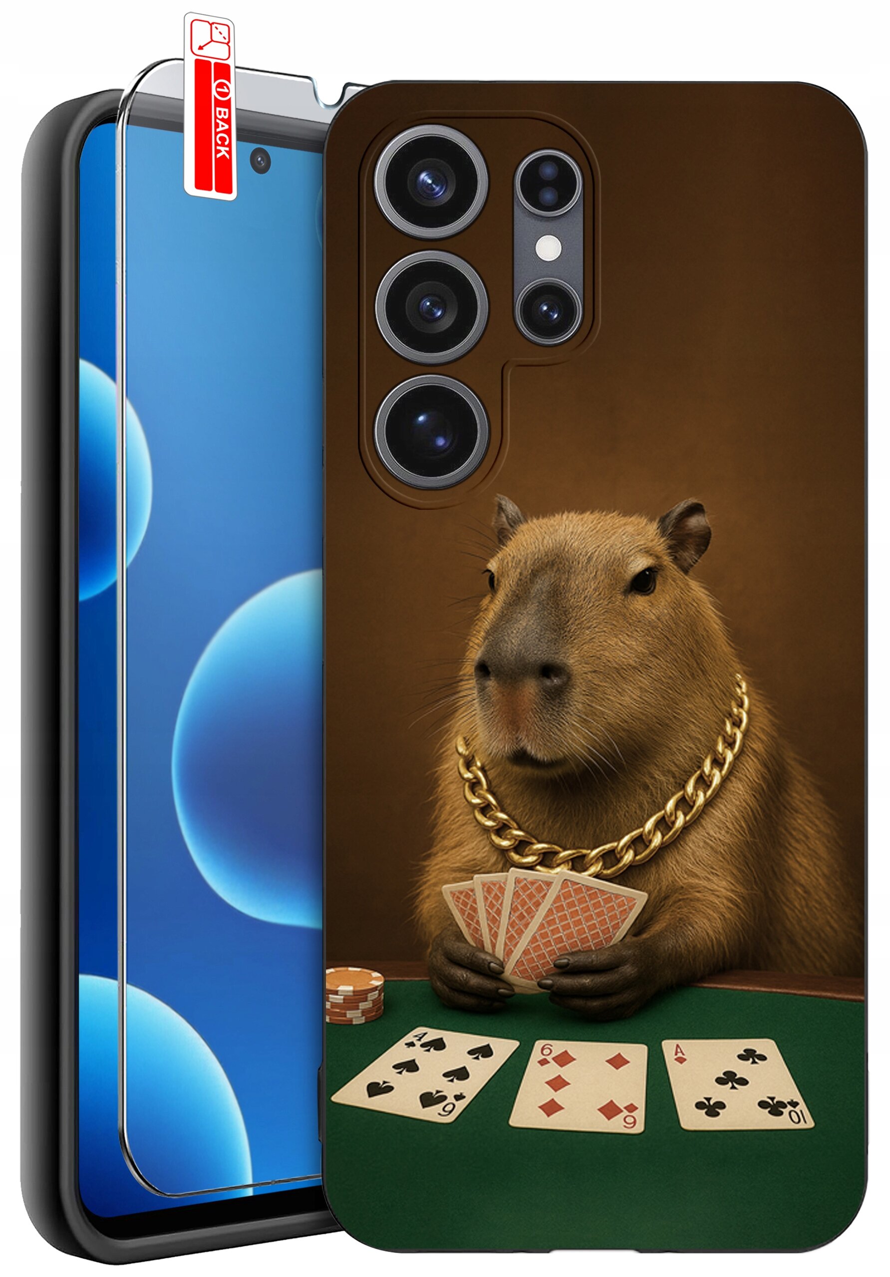 Etui na telefon z nadrukiem kapibary w złotym łańcuchu, trzymającej karty do gry przy stole pokerowym. Obok etui znajduje się szkło ochronne z oznaczeniem \'BACK\'.