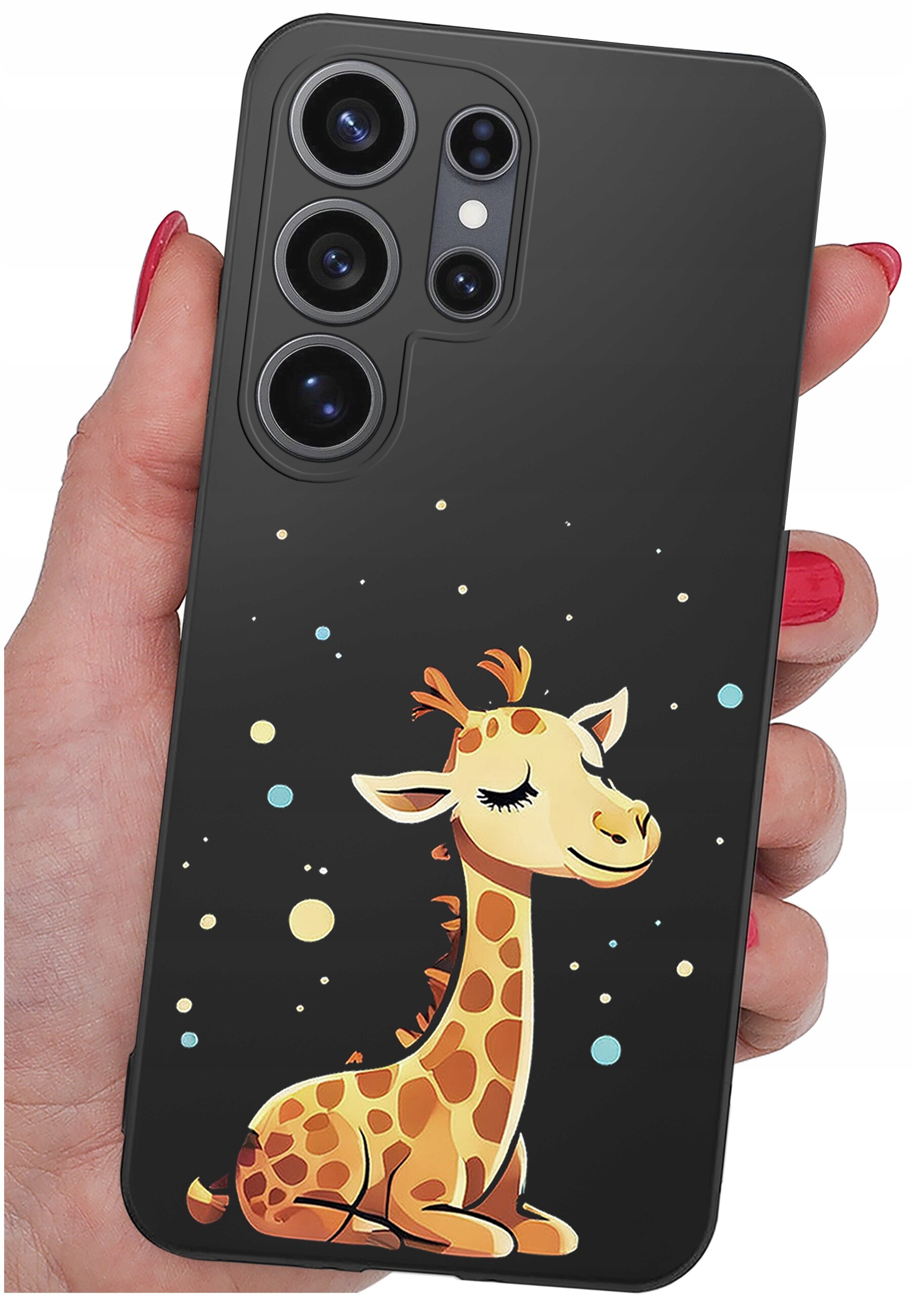 Czarne etui na telefon z grafiką uśmiechniętej żyrafy otoczonej kolorowymi kropkami. Etui jest trzymane w dłoni z pomalowanymi na czerwono paznokciami.