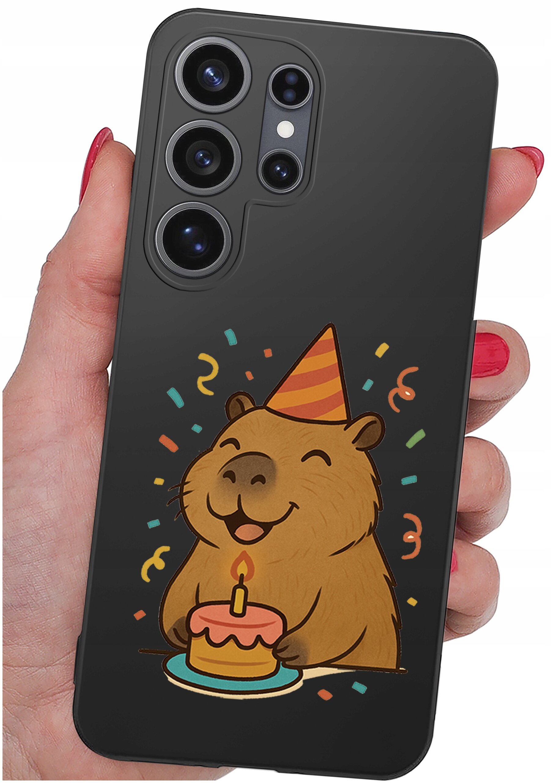 Etui na telefon z grafiką przedstawiającą uśmiechnięte zwierzę w czapeczce urodzinowej, trzymające tort z zapaloną świeczką. W tle widoczne są kolorowe konfetti.