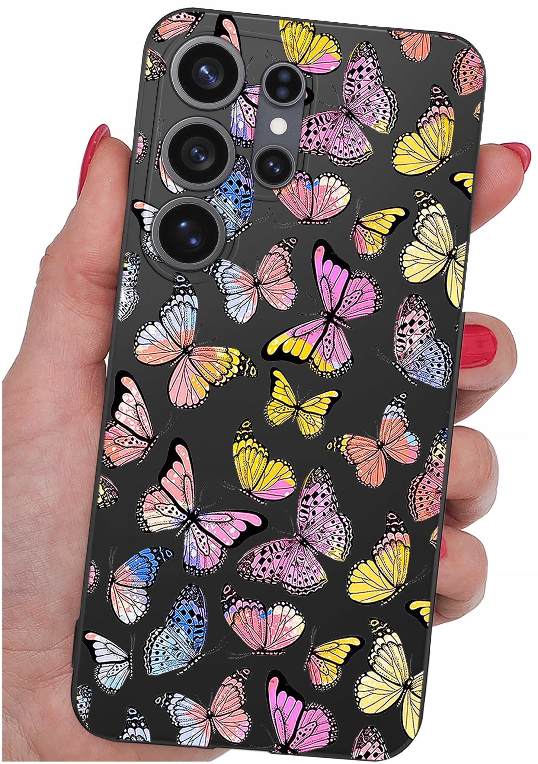 Etui na telefon z kolorowym wzorem motyli na czarnym tle, trzymane w dłoni z pomalowanymi na czerwono paznokciami.